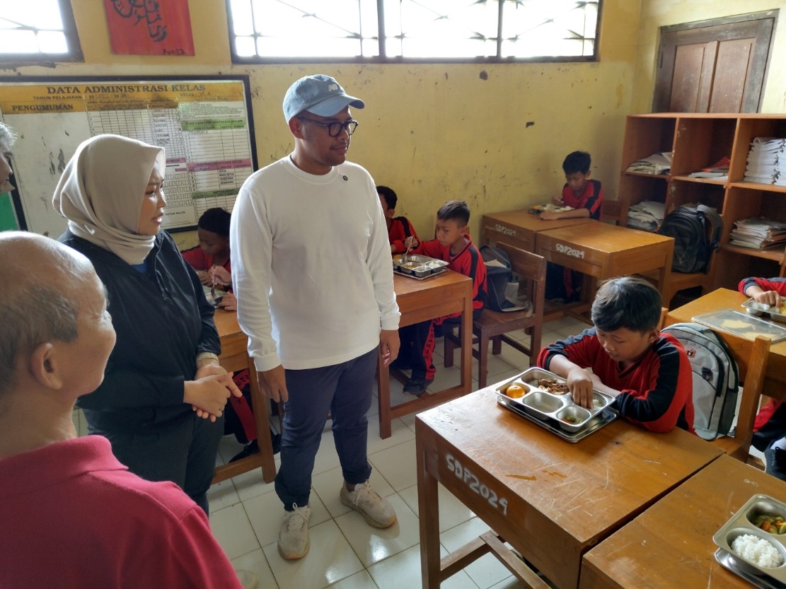 SIDAK: Bupati Batang M Faiz Kurniawan saat meninjau proses pembagian MBG di SDN Pandansari 1.