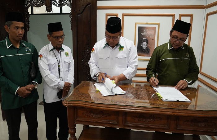 PERKUAT TOLERANSI : Kepala Kanwil Kemenag Jateng, Saiful Mujab, dan Ketua PW ISNU Jateng, Dr. Fakhrudin Aziz, di Semarang melakukan penandatanganan program CTC.
