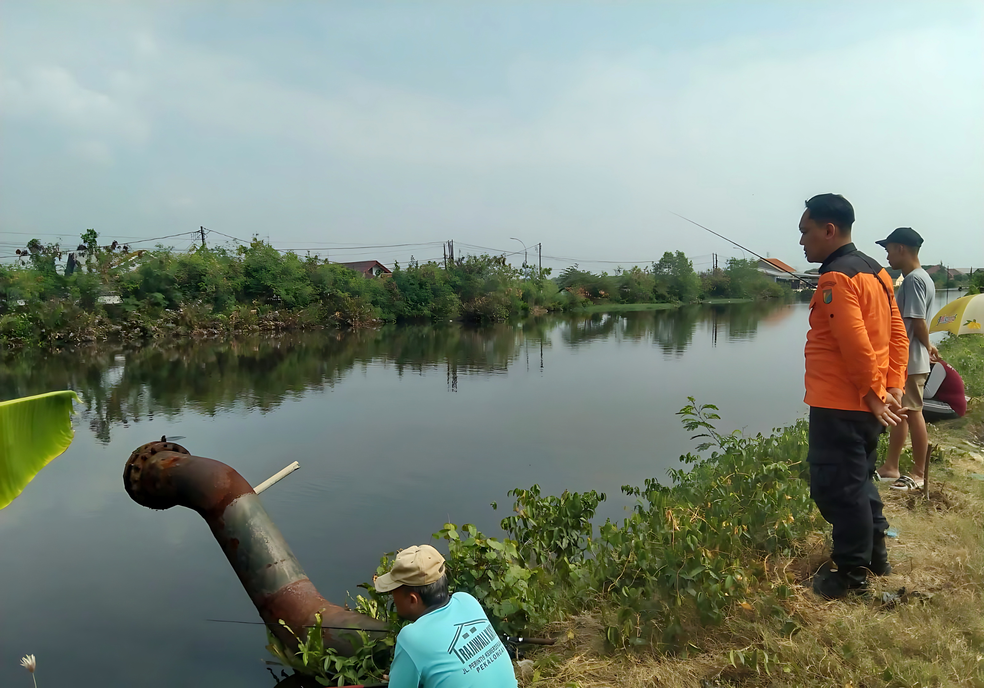 CEK POMPA - Petugas BPBD Kota Pekalongan saat mengecek&nbsp;pompa di salah satu titik di sungai Bremi Kota Pekalongan.