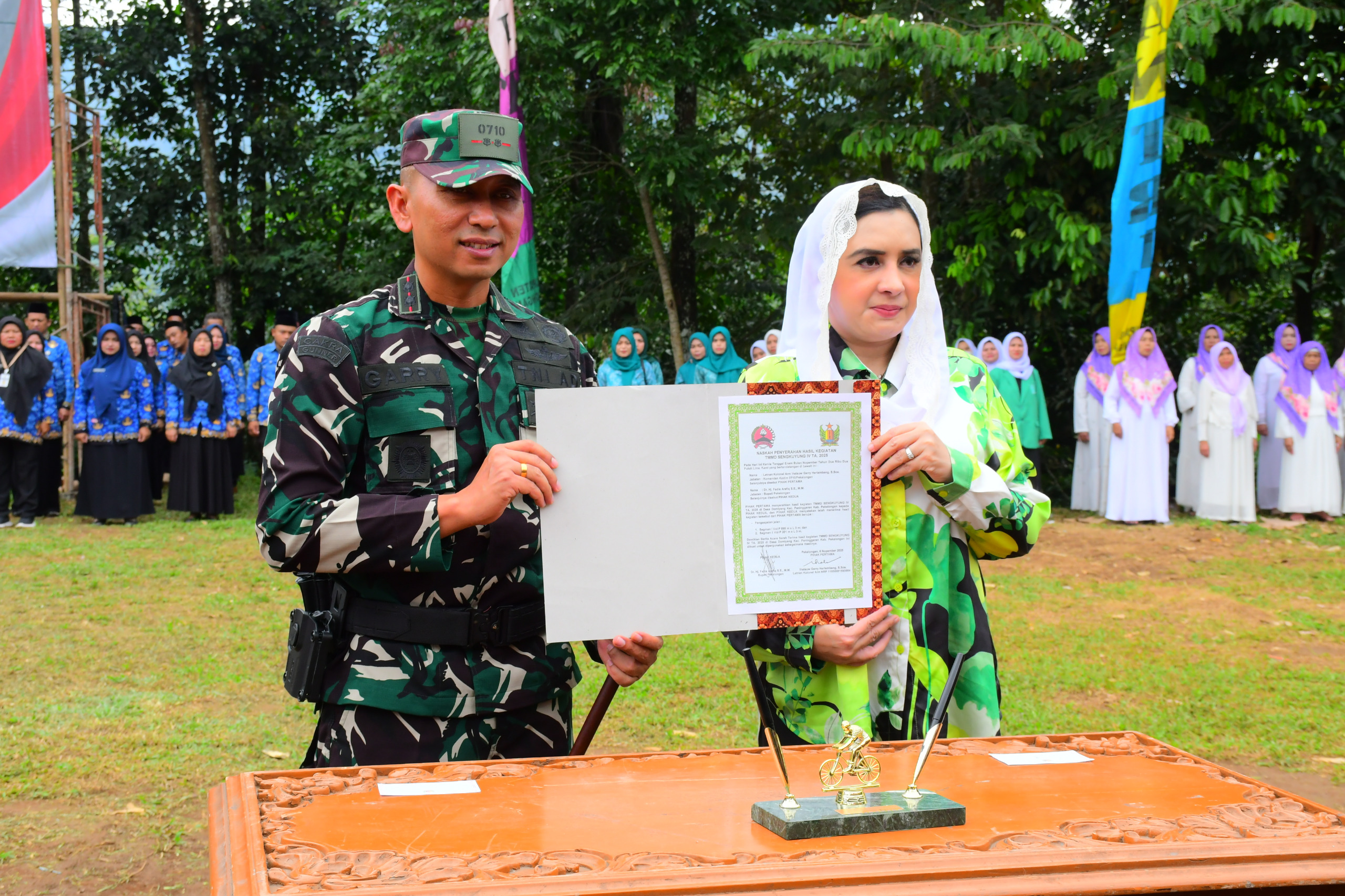 SINERGI: Bupati Pekalongan Fadia Arafiq dan Dandim 0710/Pekalongan saat penutupan TMMD Sengkuyung, Desa Domiyang, Kamis (6/11/2025).