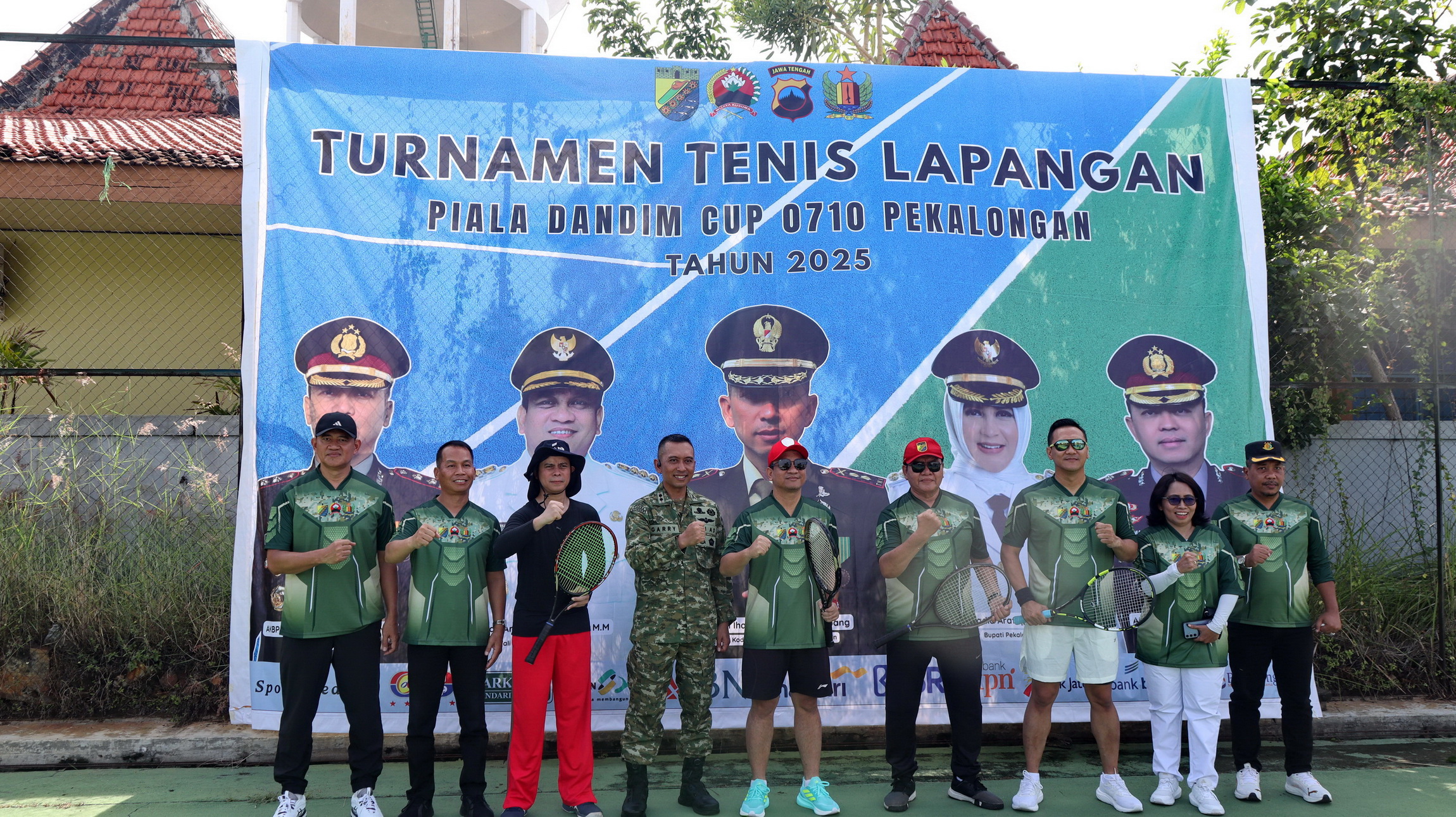 FOTO BERSAMA - Pendukung acara Dandim Cup 2025 berfoto bersama&nbsp;sebelum menggelar pertandingan exebisi di Lapangan PDAM Kota Pekalongan, Jumat (7/11/2025).