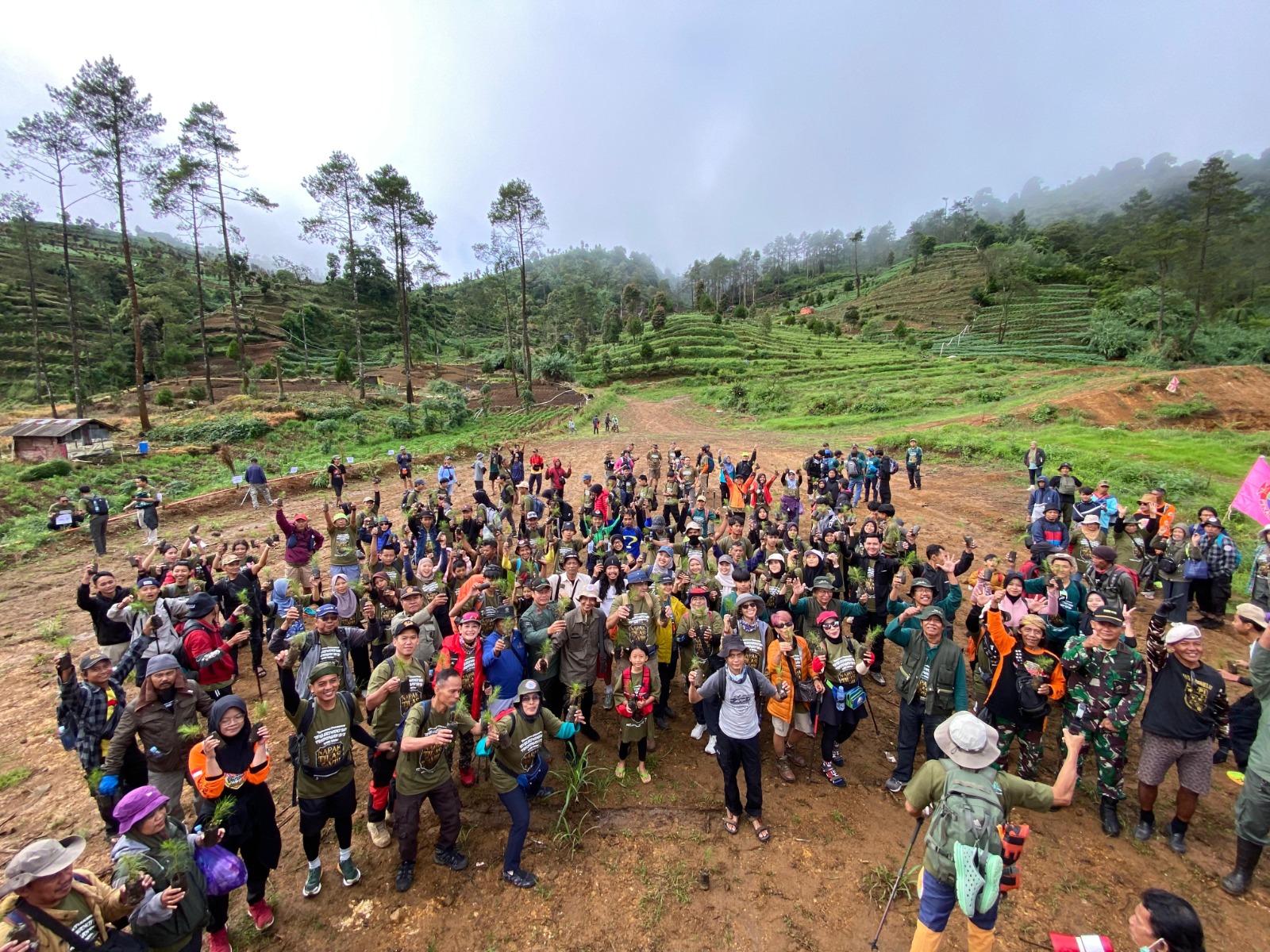 PERJUANGAN: Suasana napak tilas perjuangan yang diikuti ratusan orang di Kecamatan Bandar.