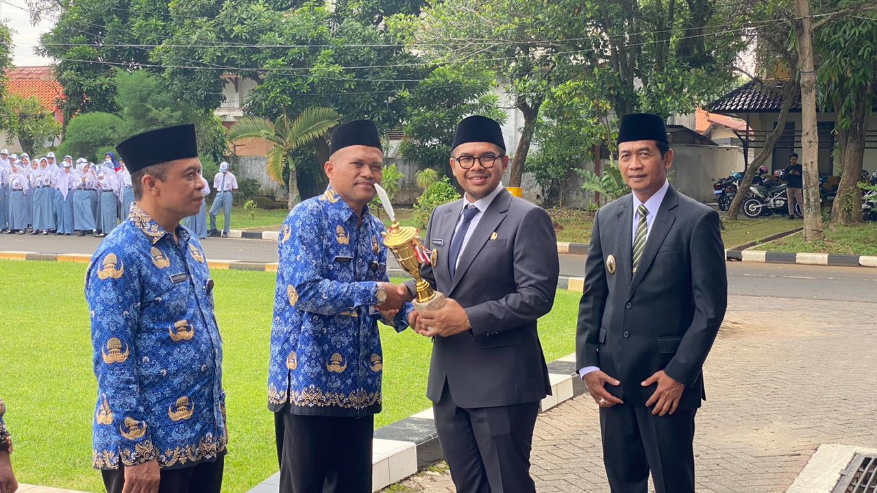 SANG JUARA : Bupati Batang M. Faiz Kurniawan menyerahkan gelar juara pada pemenang Popda Batang di halaman Pendapa Kabupaten Batang, Senin (10/11/2025).