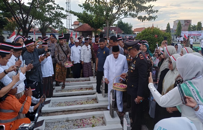 TABUR BUNGA : Ulama kharismatik Dr (HC) KH Habib Muhammad Luthfi bin Ali bin Yahya bersama jajaran Forkopimda Kota Pekalongan melakukan tabur bunga di TMP Prawira Reksa Negara Kota Pekalongan.