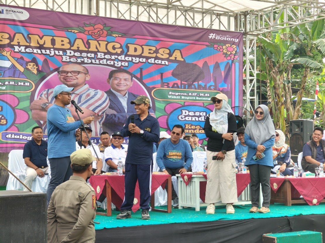 DIALOG PUBLIK: Bupati Batang M Faiz Kurniawan saat berdialog dengan warga di Desa Candi Kecamatan Bandar.