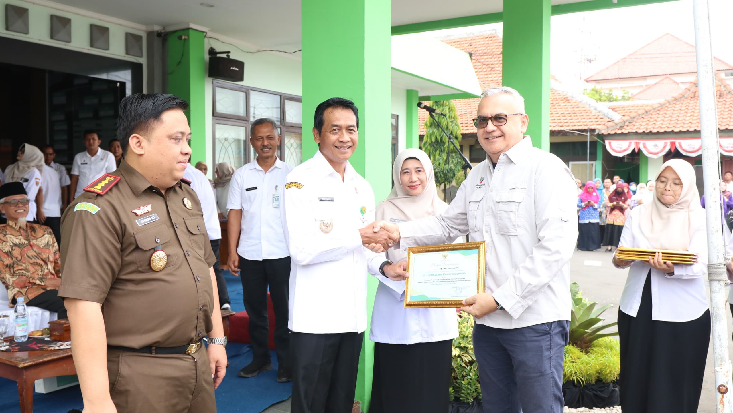Wakil Bupati Batang Suyono saat memberikan penghargaan pada PLTU Batang.