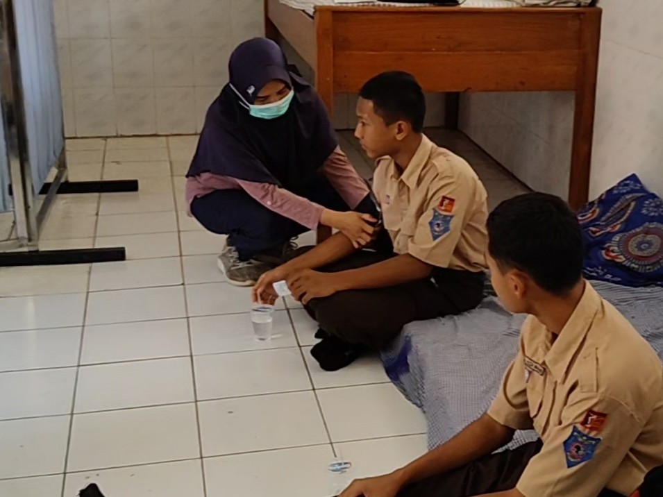 KERACUNAN: Para korban keracunan MBG saat mendapatkan perawatan di sekolah beberapa waktu lalu.