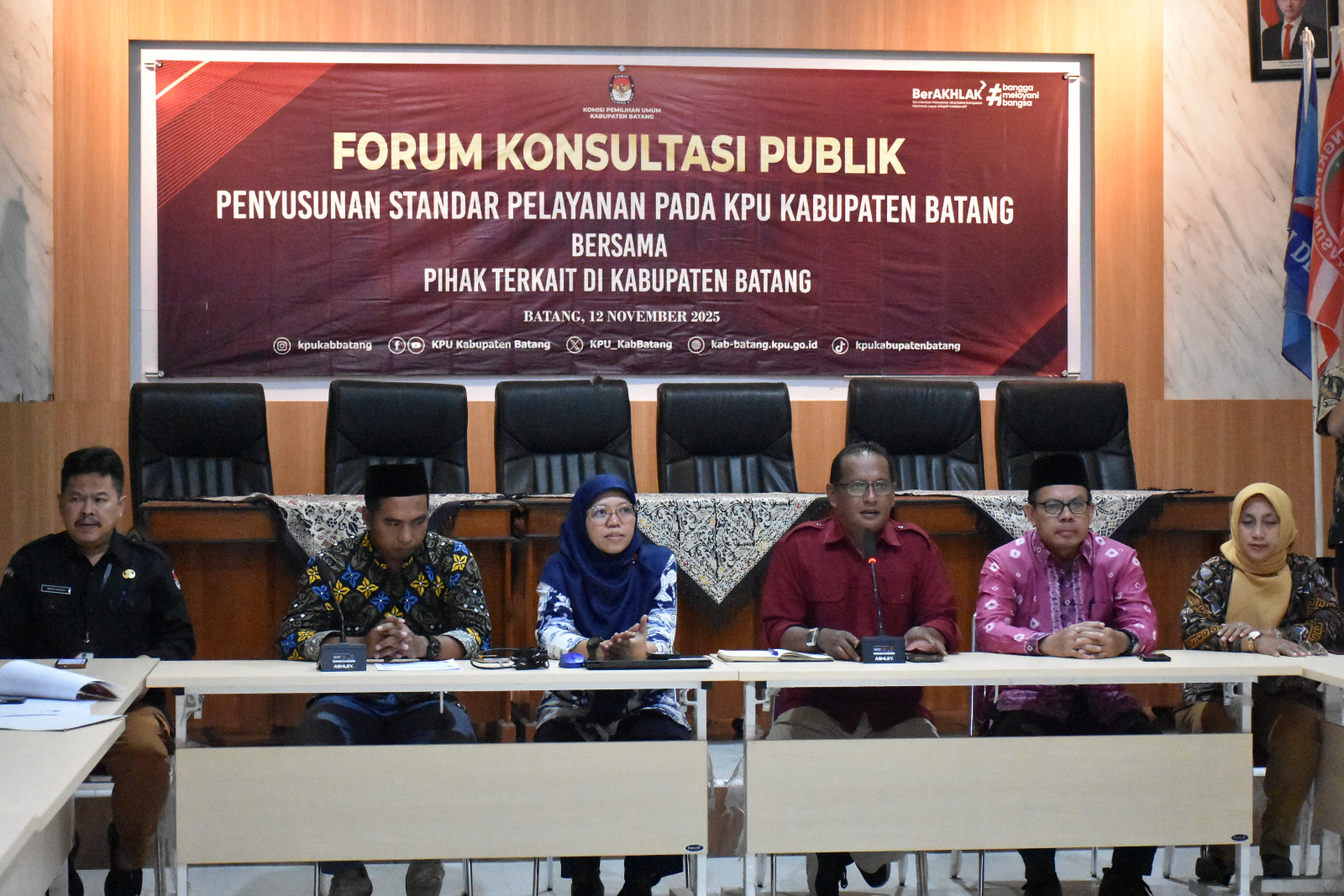 Penyusunan standar pelayanan pada KPU Kabupaten Batang bersama pihak terkait di Kabupaten Batang.