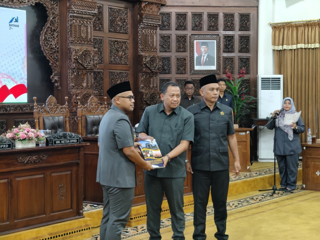 PARIPURNA: Ketua DPRD Kabupaten Batang Suudi saat menyerahkan berkas Raperda ke Bupati Batang M Faiz Kurniawan.