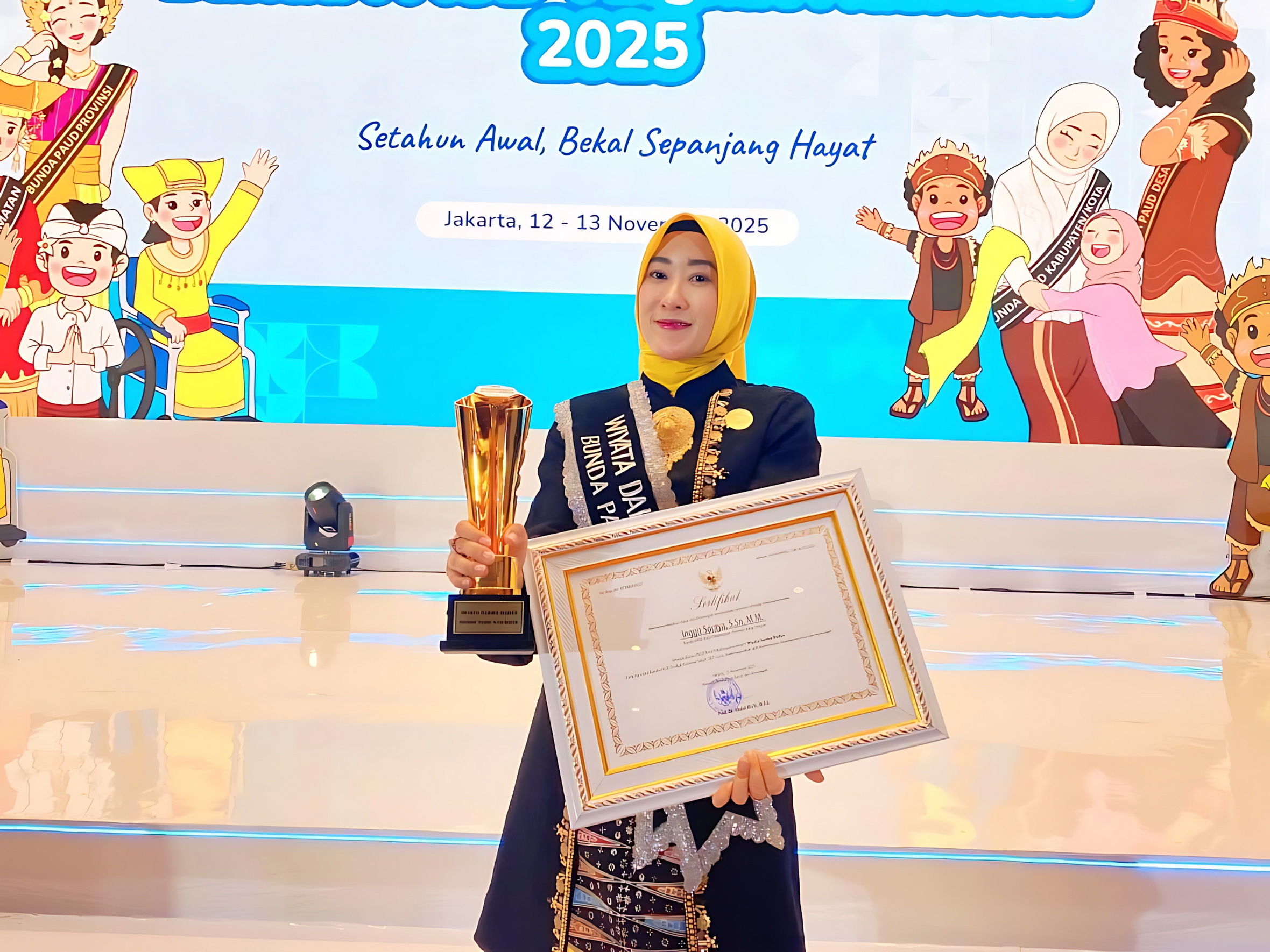 TERIMA PENGHARGAAN -&nbsp;Inggit Soraya berfoto usai terima penghargaan BUNDA PAUD 2025 di Jakarta&nbsp;, Kamis (13/11/2025).