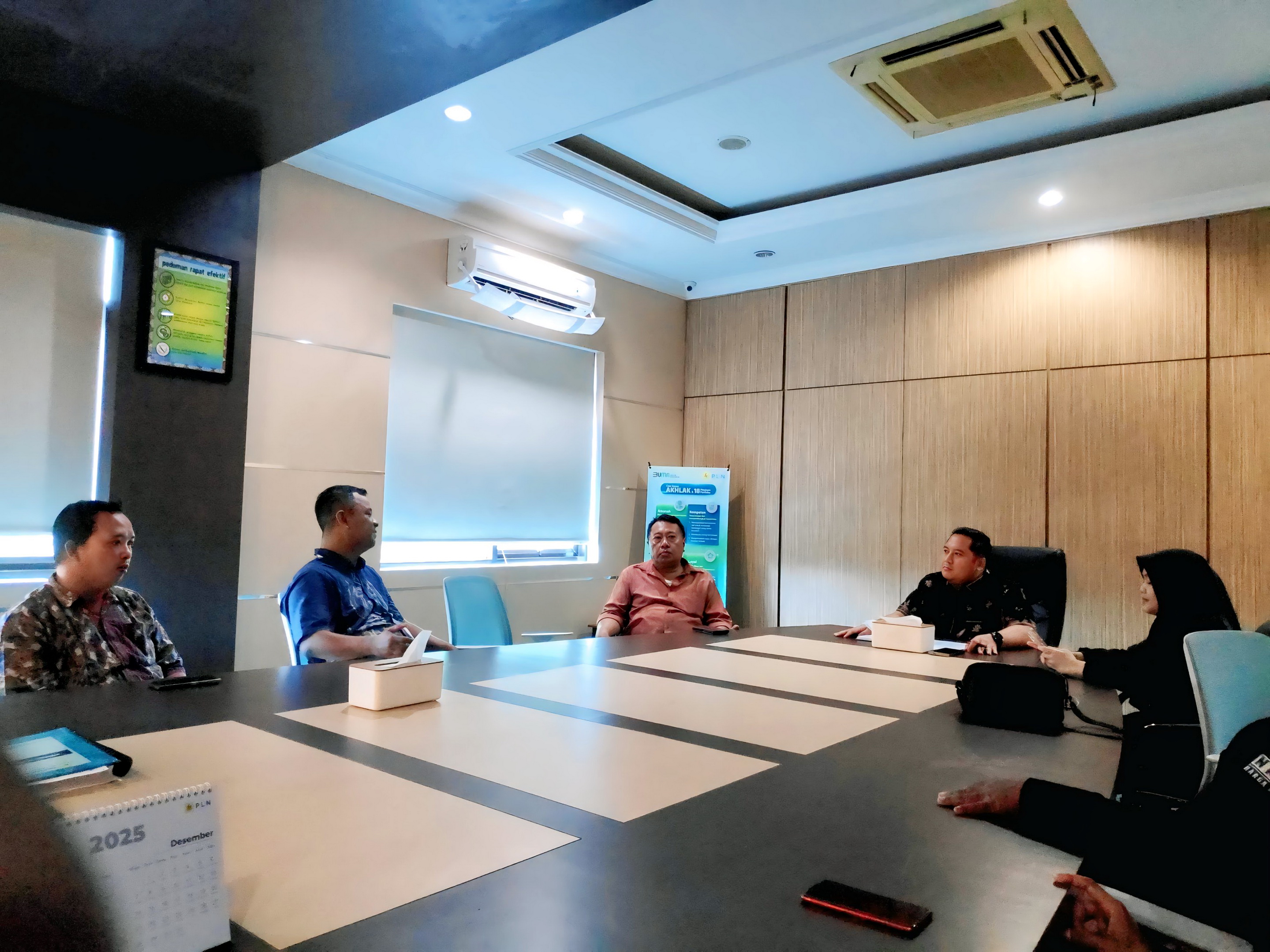 AUDENSI &ndash; Tim PLN UP3 Pekalongan saat menggelar audiensi dengan warga kota Pekalongan yang keluhkan tentang pelayanan, di kantor setempat pada Jumat (14/11/2025).