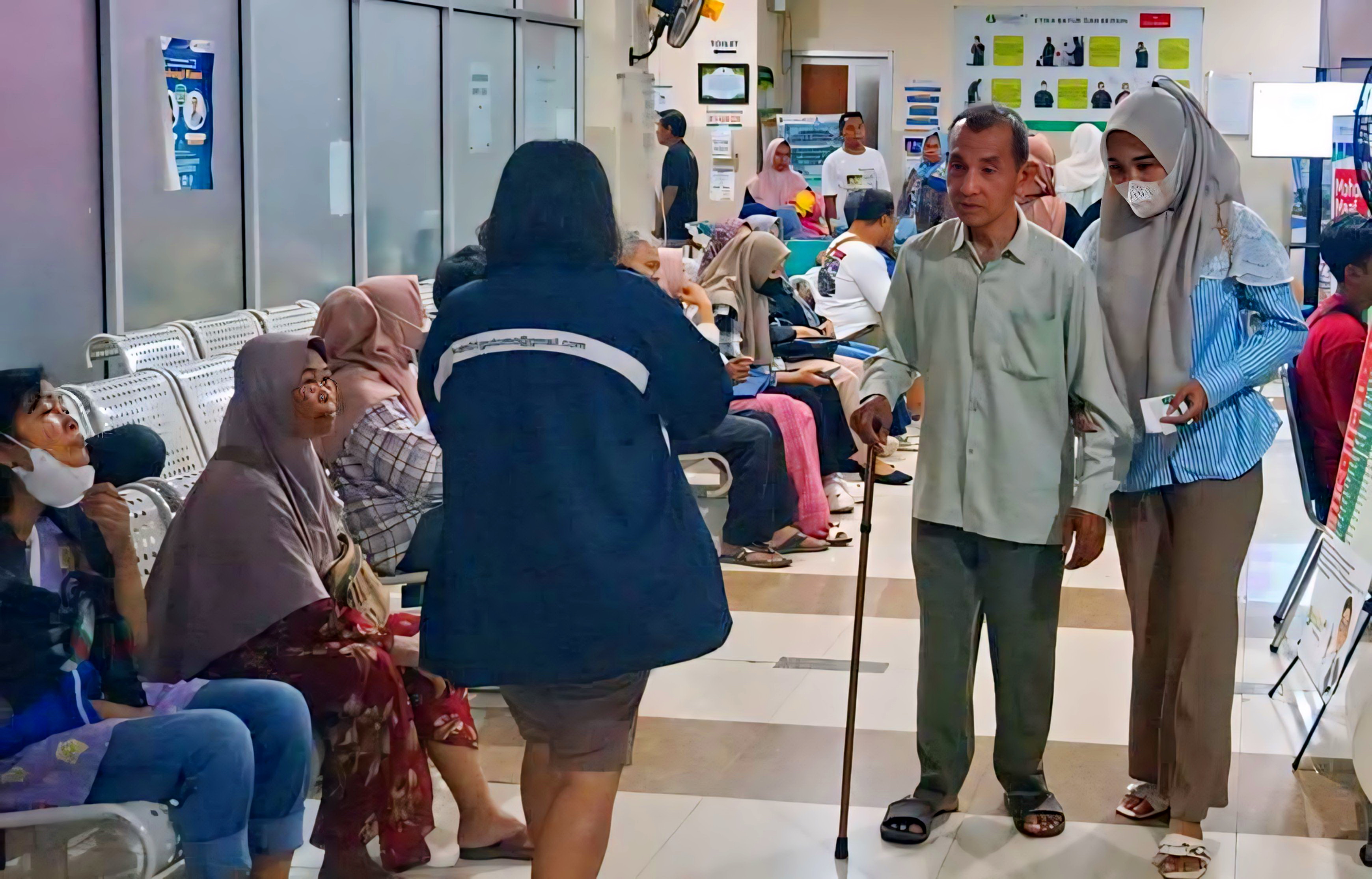 PENUH - Penampakan layanan kesehatan di RSUD Bendan yang penuh dengan pasien yang sakit saat ini.
