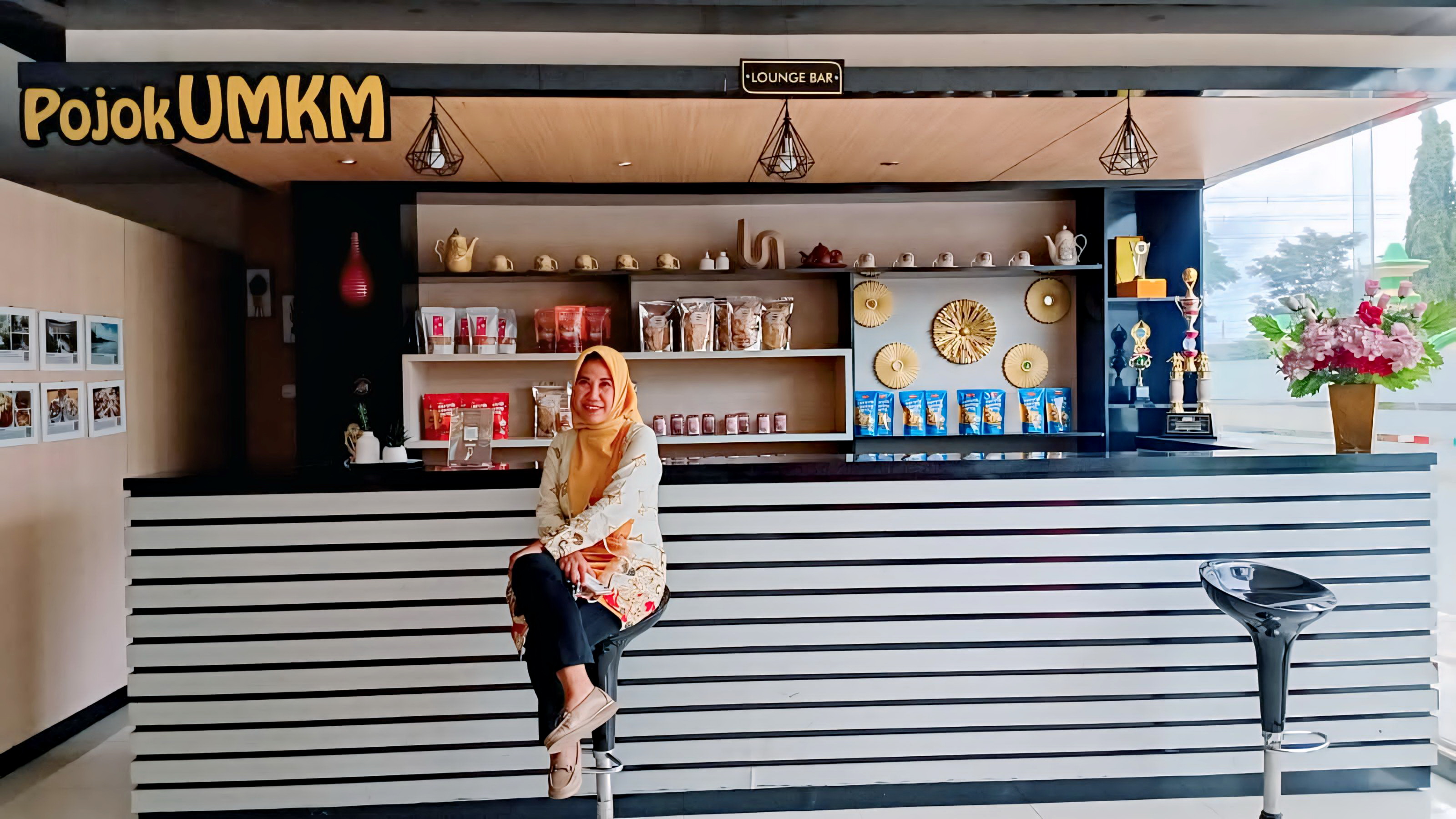POJOK UMKM - Bentuk dukungan kepada UMKM lokal, dengan membantu penjualan produk di area hotel.