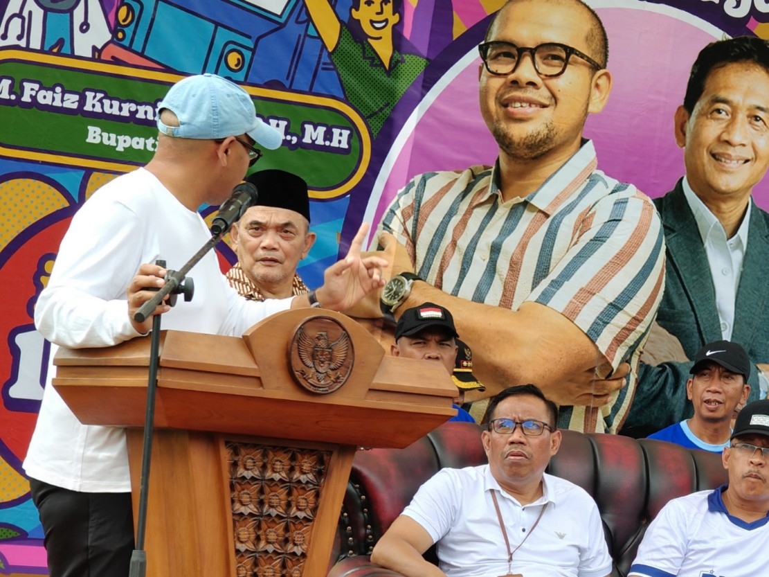 DIALOG: Bupati Batang M Faiz Kurniawan saat berdialog dengan warga di Desa Cokro, Kecamatan Blado.