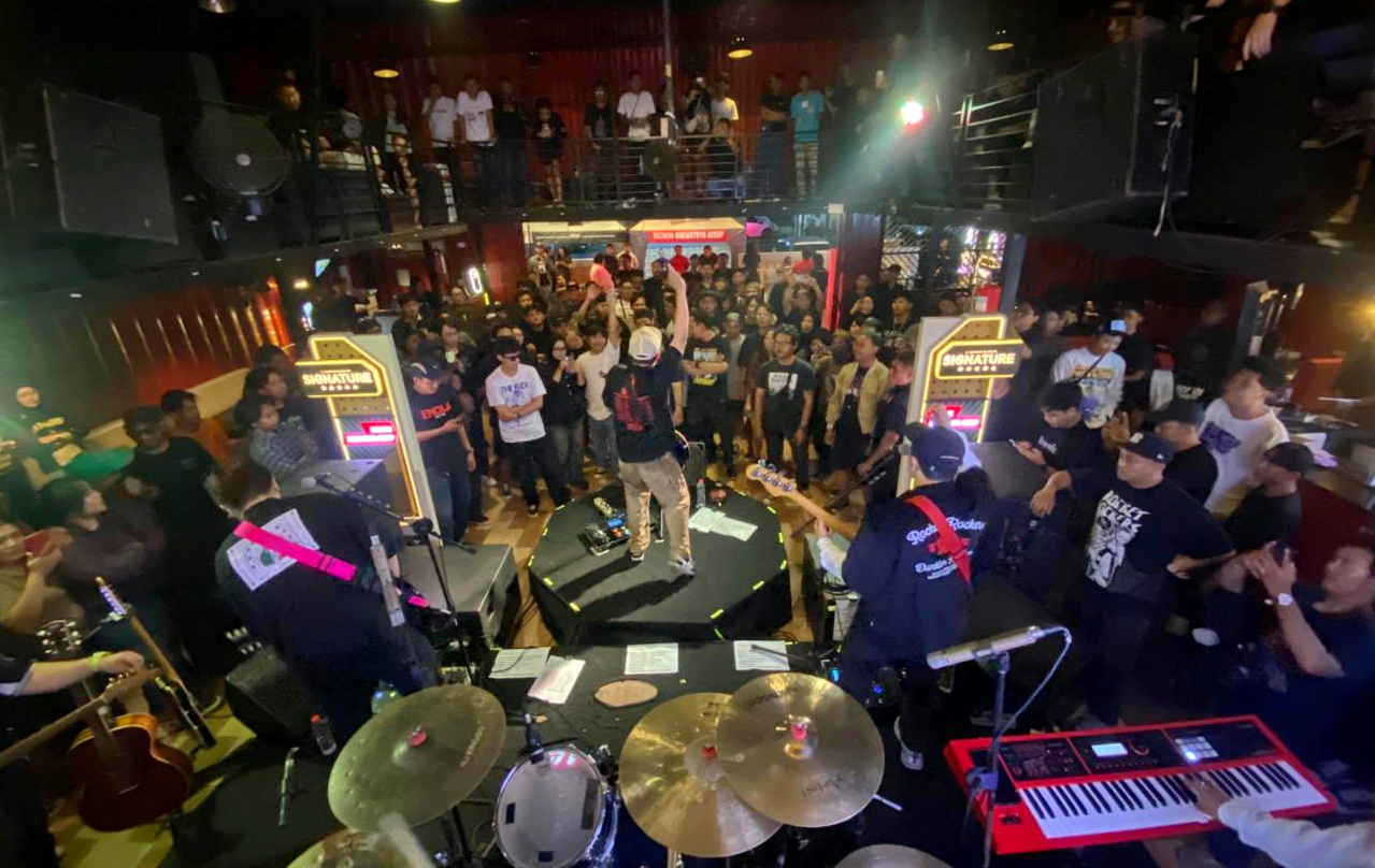 MERIAH -  Salah satu penampilan band yang cukup meriha yang digelar di Redbox Socialcafe Dupan square Pekalongan baru-baru ini.