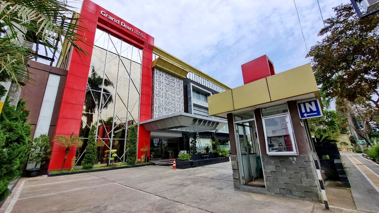 MEWAH - Penampakan dari luar Grand Dian Hotel Slawi, hotel bintang 3 yang berlokasi di Jl. A. Yani No. 101, Slawi, Tegal
