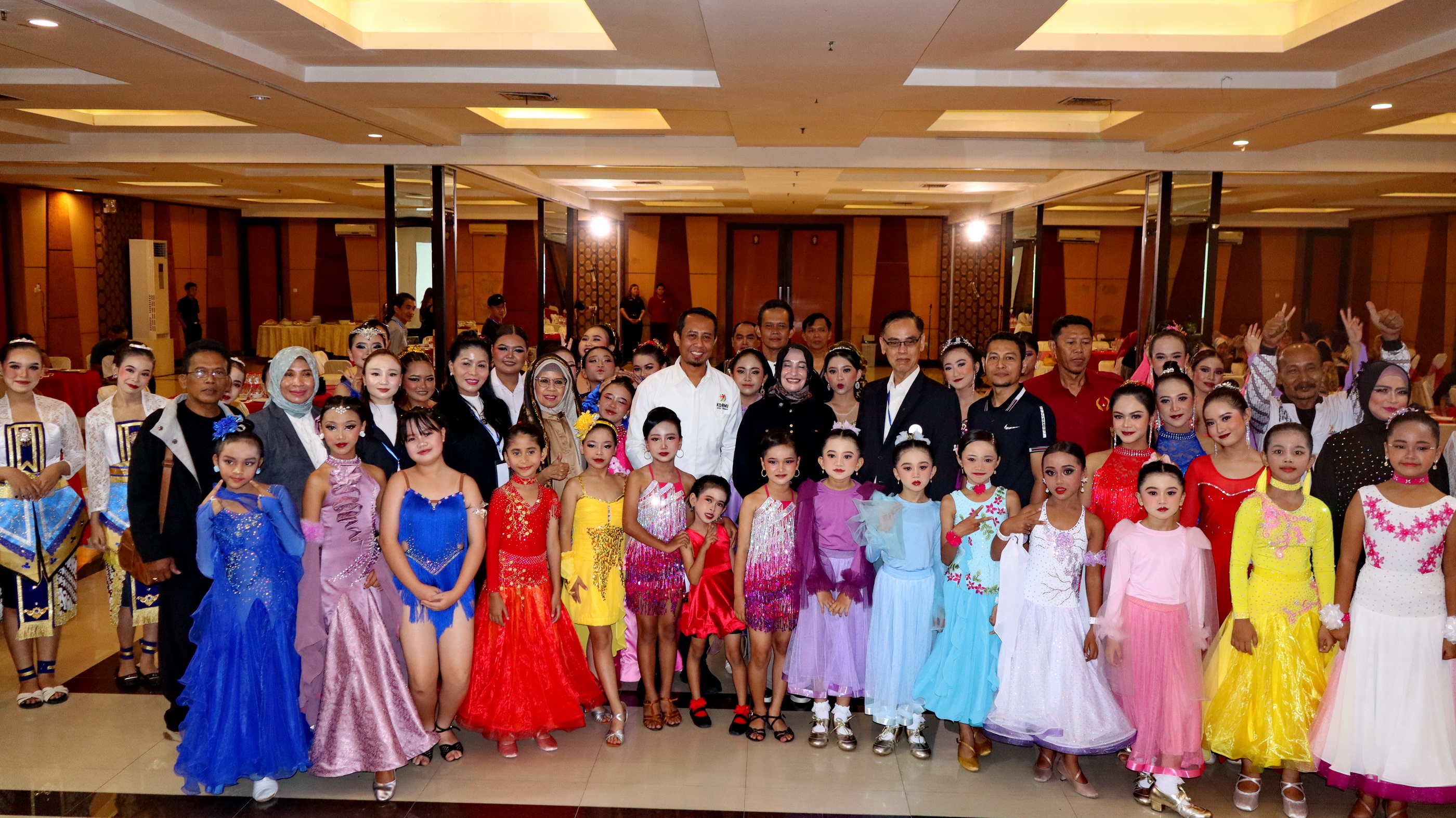 SEMANGAT - Wakil WaliKota Pekalongan Hj Balgis Diab berfoto Bersama dengan seluruh atlet yang bertanding, di Parkside Mandarin Pekalongan, Sabtu (15/11/2025).