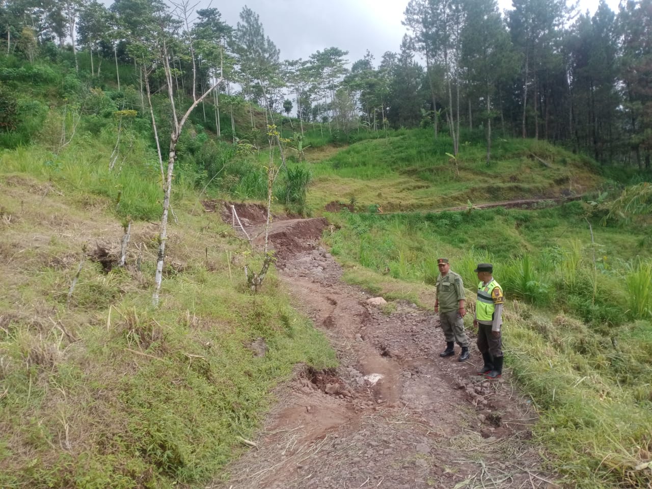 TANAH GERAK: Kondisi jalur penghubung Desa Trajumas-Bodas, Kecamatan Kandangserang, Kabupaten Pekalongan, usai mengalami pergerakan tanah.