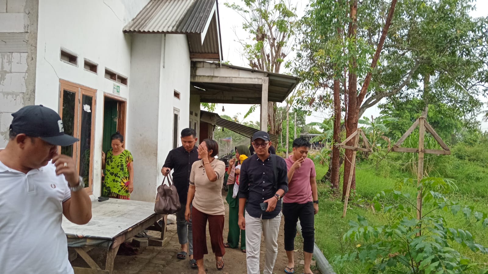 TANGKAP BURON: Tim intelijen Kejari Kabupaten Pekalongan saat menangkap J di Bekasi, Jawa Barat, Jumat (14/11/2025).
