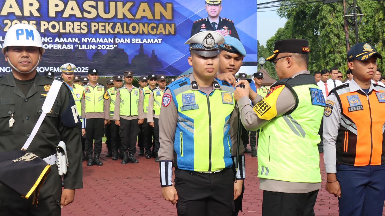 GELAR PASUKAN: Kapolres Pekalongan AKBP Rachmad C Yusuf saat Apel Gelar Pasukan Operasi Zebra Candi 2025, Senin (17/11/2025).
