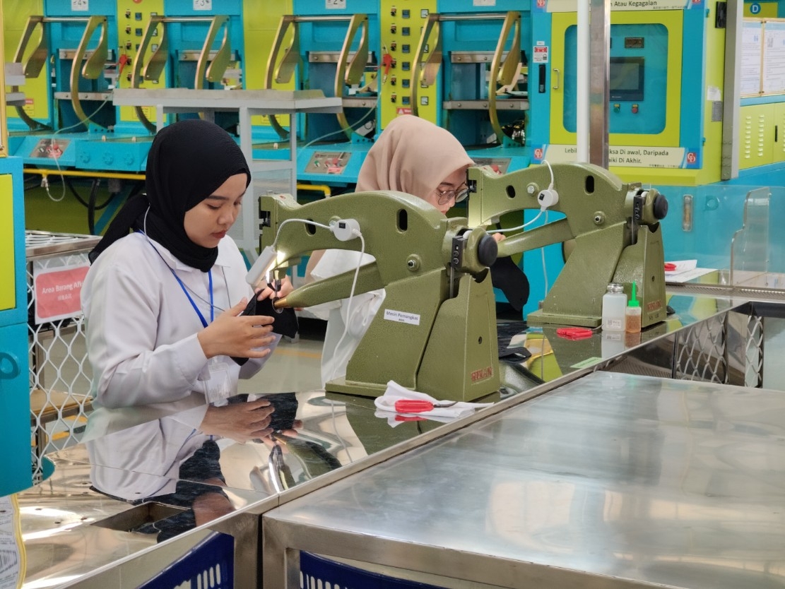 PEKERJA: Para pekerja wanita saat menyelesaikan pekerjaannya di perusahaan produksi sepatu.