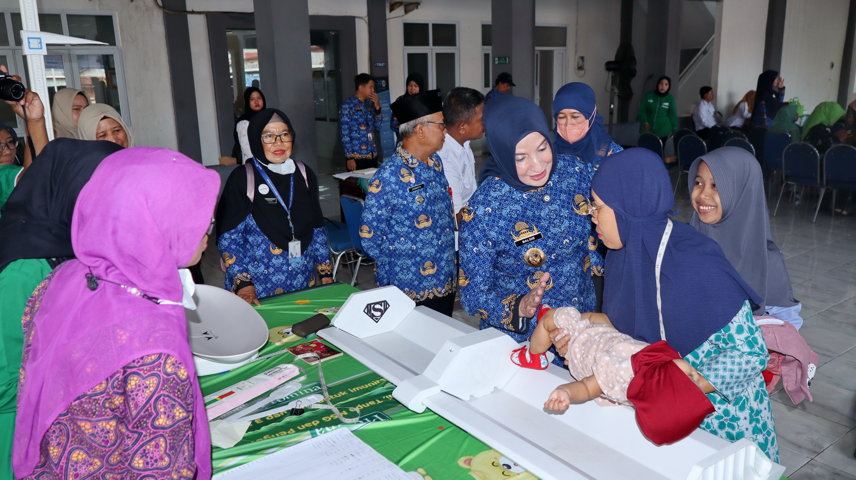 PANTAU LANGSUNG &ndash; Di Sela-sela pembukaan gerakan Genting, Wawalkot Balgis pantau langsung penimbangan balita oleh tim dari Posyandu Pekalongan Timur, di aula kantor setempat, Senin (17/11/2025).
