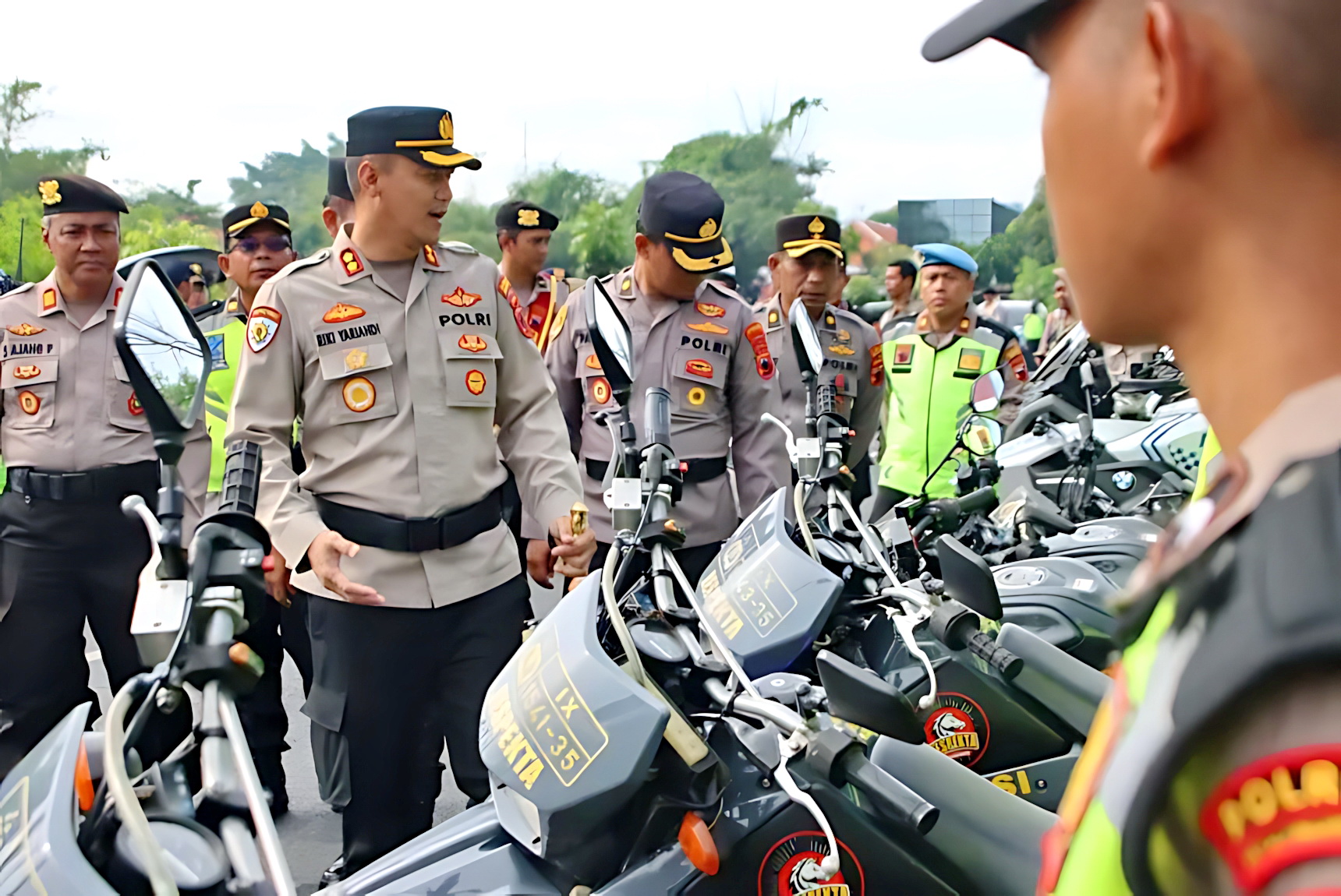 CEK PERLENGKAPAN PERSONEL- apolres Pekalongan Kota AKBP Riki Yariandi cek kelengkaan personel usai gelar apel Opreasi Candi 2025 di halaman Mapolres setempat, Senin (17/11/2025).