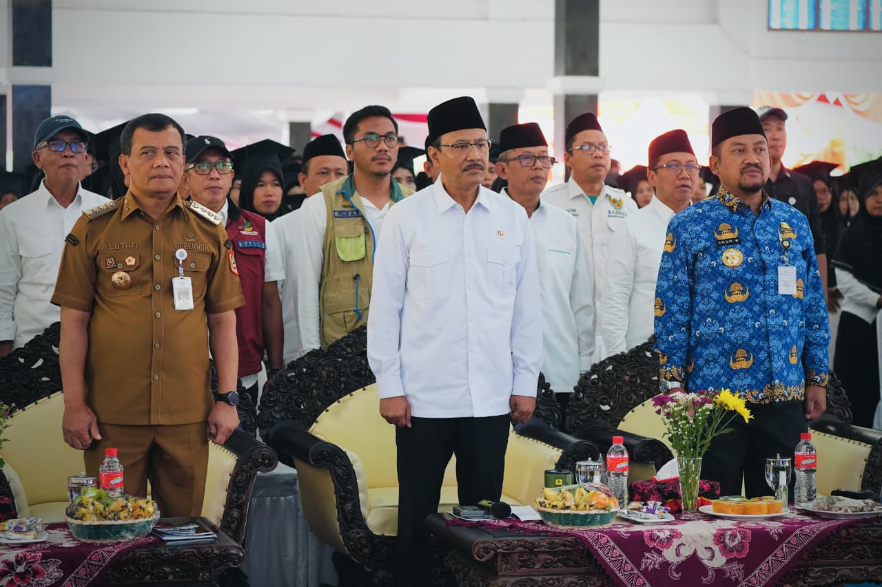 HADIR LANGSUNG - Mensos Gus Ipul, Gubernur Jateng Ahmad Luthfi, Bupati Pemalang hadir langsung di pendopo Pemalang saat graduasai 1000 PKH PKM, Senin (17/11/2025).