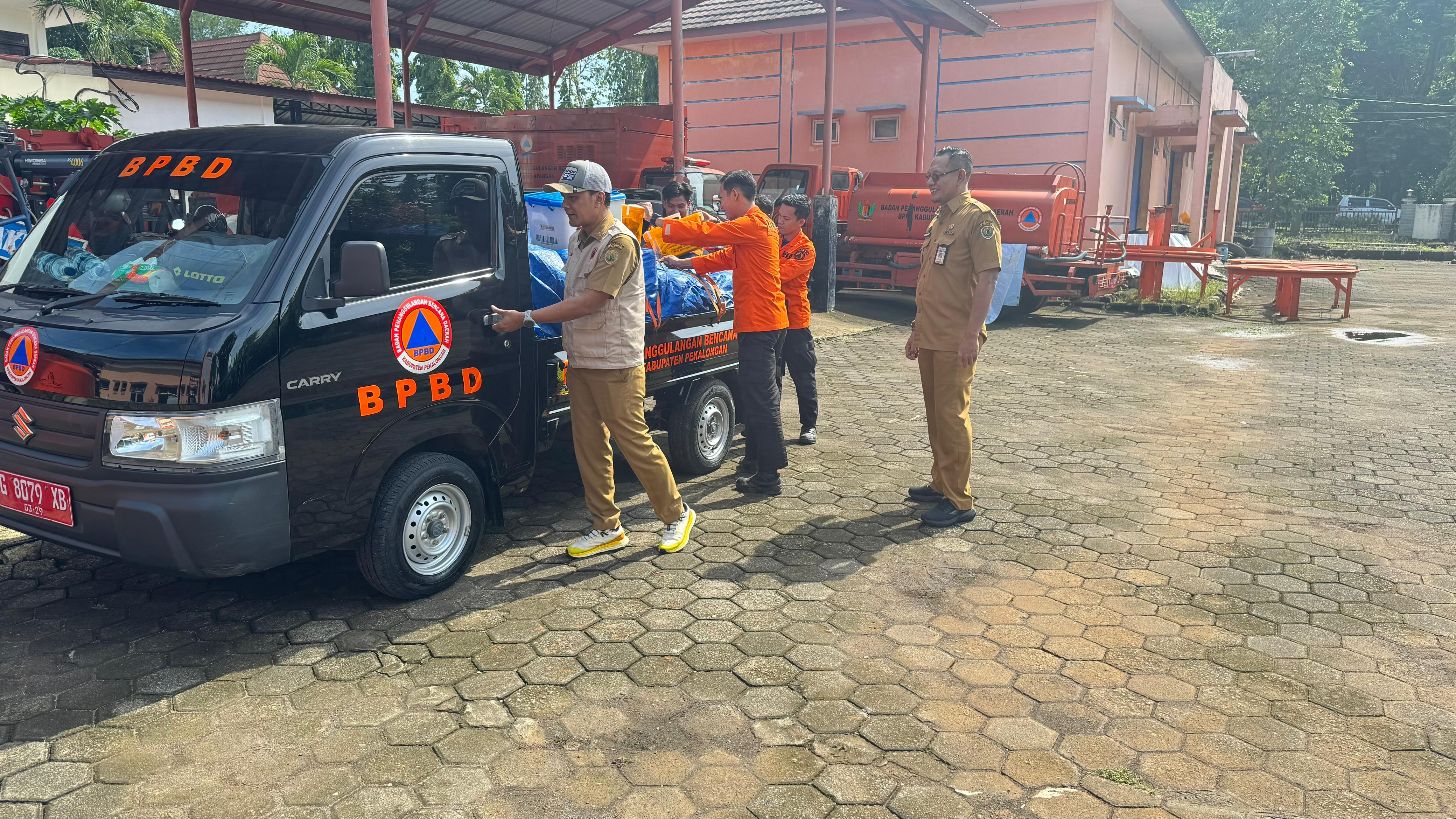 SOLIDARITAS: BPBD Kabupaten Pekalongan saat bersiap mengirim bantuan personel dan logistik untuk Kabupaten Banjarnegara yang tengah dilanda longsor, Selasa (18/11/2025).