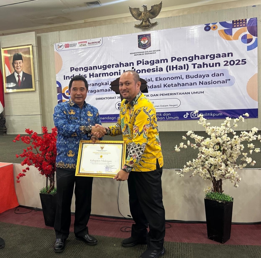 INDEKS HARMONI: Kepala Bakesbangpol Kabupaten Pekalongan Haryanto Nugroho saat menerima penghargaan IHai 2025 dari Kemendagri, Senin (17/11/2025).