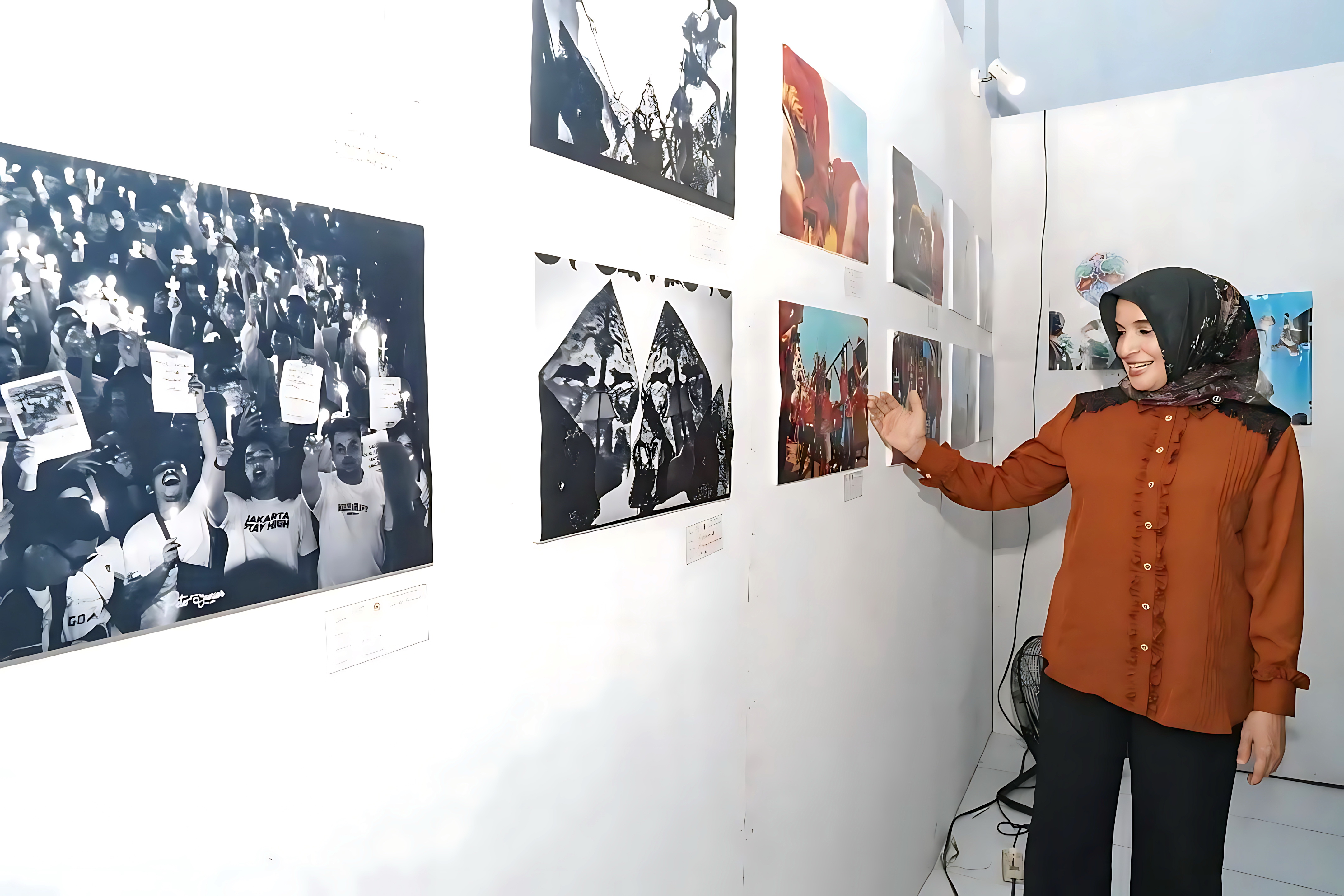 KAGUMI KARYA - &nbsp;Wakil Walikota Pekalongan Hj Balgis Diab saat mengagumi salah satu pojok pameran fotografi pada ajang PAF 2025 di GOR Jetayu Kota Pekalongan Senin (17/11/2025).