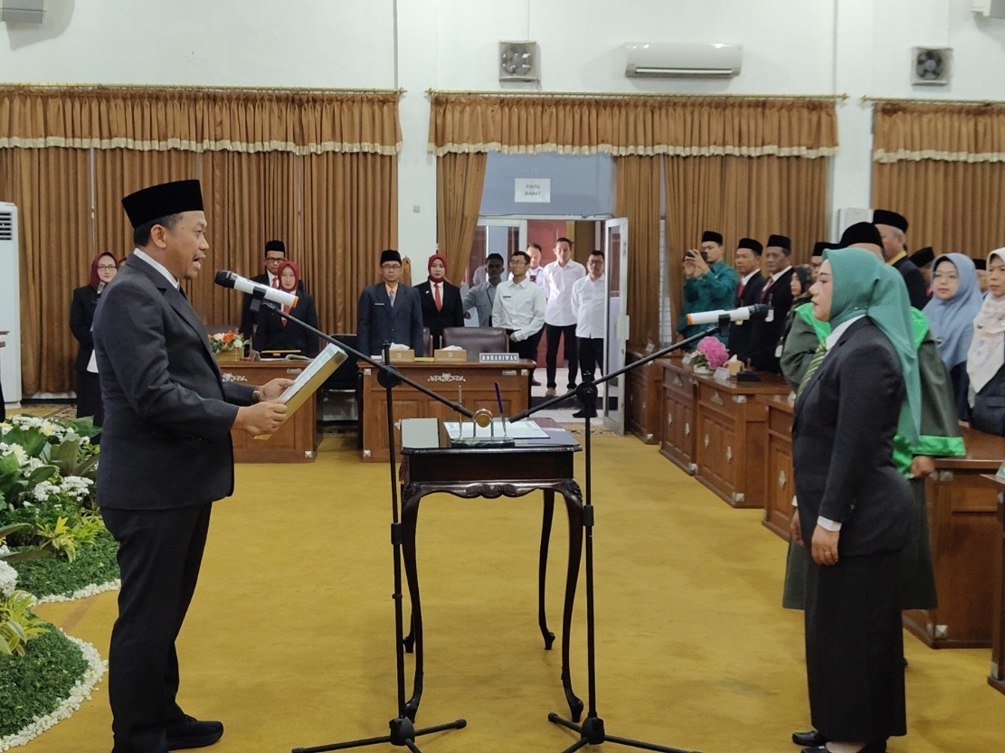 PERGANTIAN: Pengambilan sumpah jabatan yang dipimpin langsung oleh Ketua DPRD Batang Suudi.