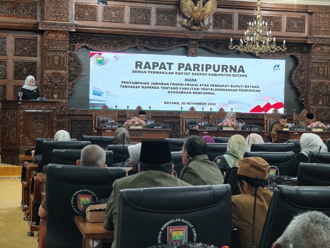 RAPERDA: Pembacaan tanggapan fraksi-fraksi terhadap pendapat Bupati Batang.