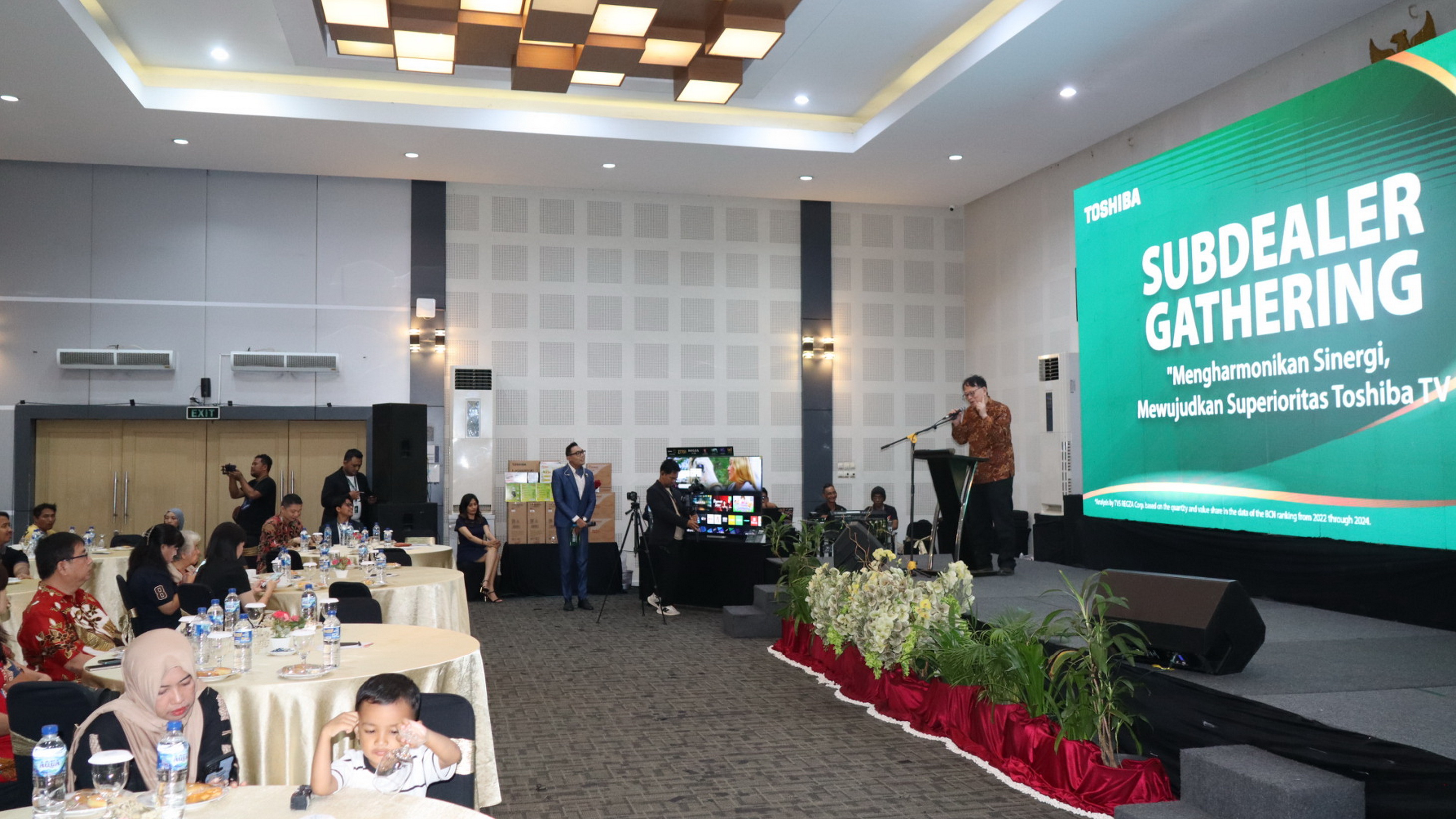 PAPARAN - Perwakilan Toshiba Tv Jepang saat paparkan perkembangan produknya di Jepang, dan harapannya bisa ikut mengusai sar local Indonesia, di hotel Hojo Kota Pekalongan, Jumat malam (21/11/2025).
