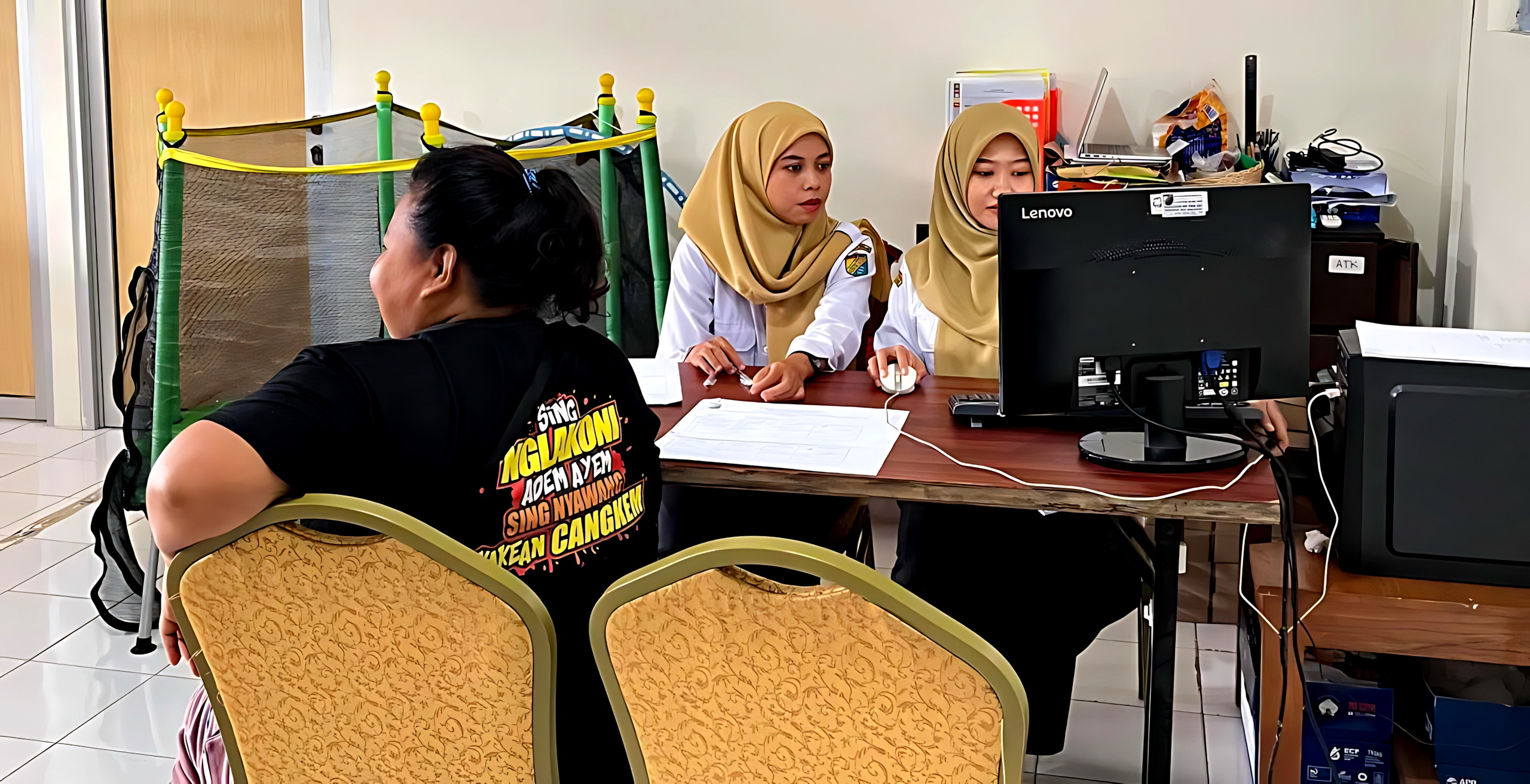 KONSULTASI - Warga kota Pekalongan saat melakukan konsultasi di ruang konseling disabilitas, di ULD Lakondik setempat.