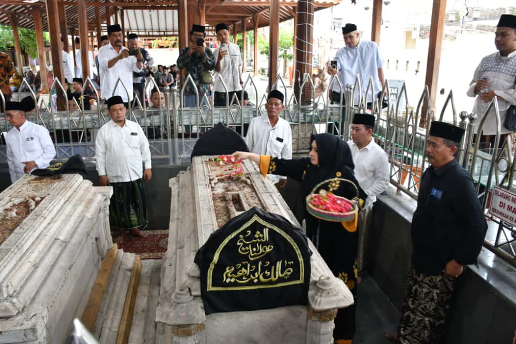 ZIARAH: Bupati Pekalongan Fadia Arafiq dan Wakil Bupati Sukirman saat memimpin ziarah makam wali dan ulama di Jawa Timur dalam rangkaian peringatan Hari Santri, Selasa (18/11/2025).