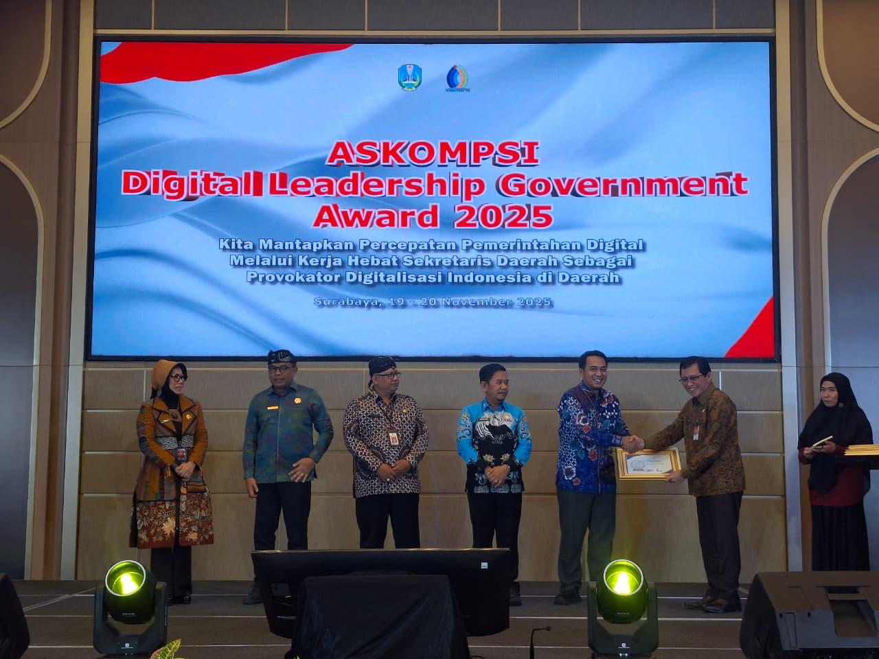 BANGGA: Sekda Kabupaten Pekalongan M. Yulian Akbar saat menerima penghargaan ADLG Award 2025 di Surabaya, Kamis (20/11/2025).