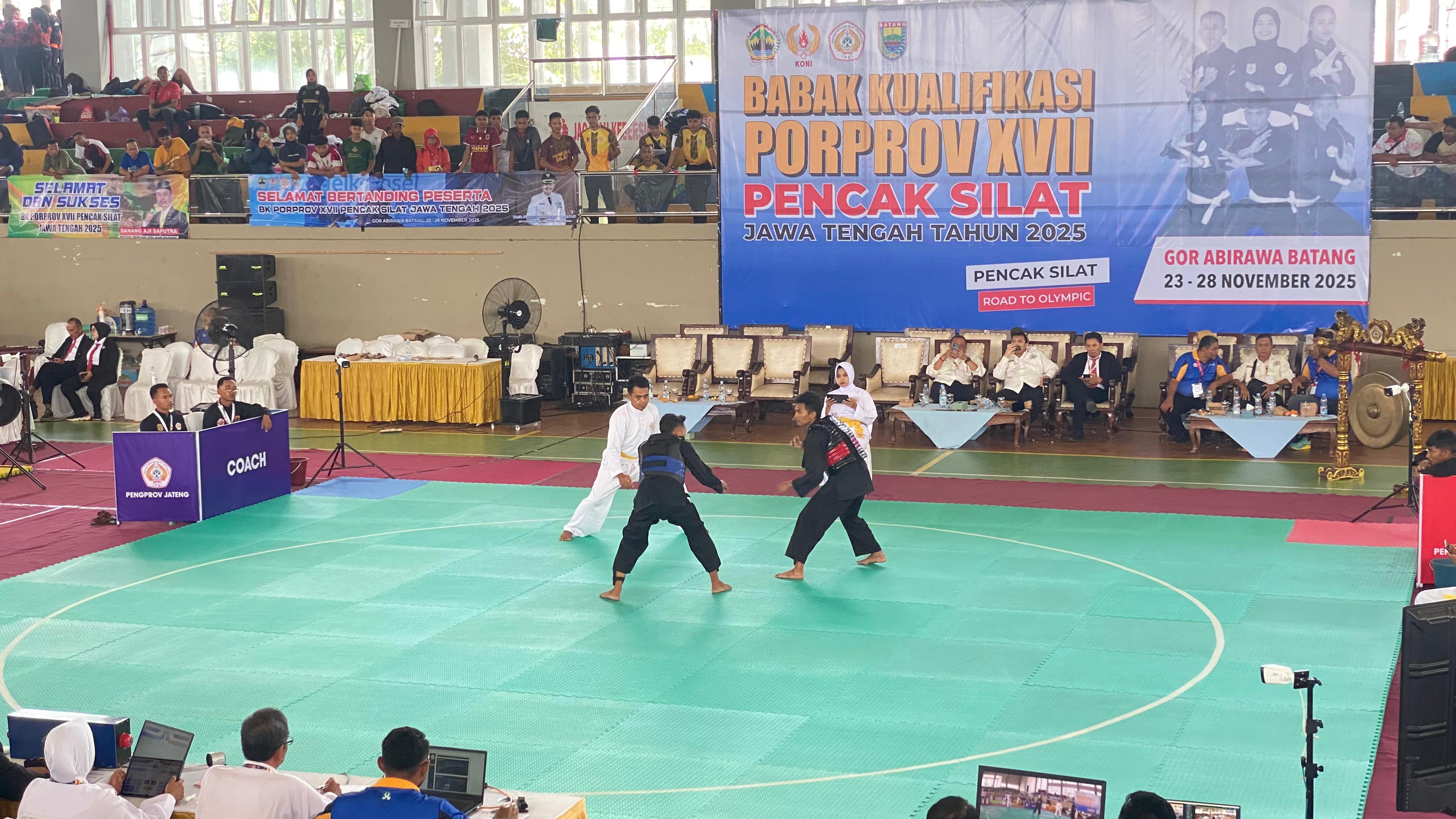 BERTARUNG: Para atlet pencak silat saat bertanding di GOR Indoor Abirawa Batang.