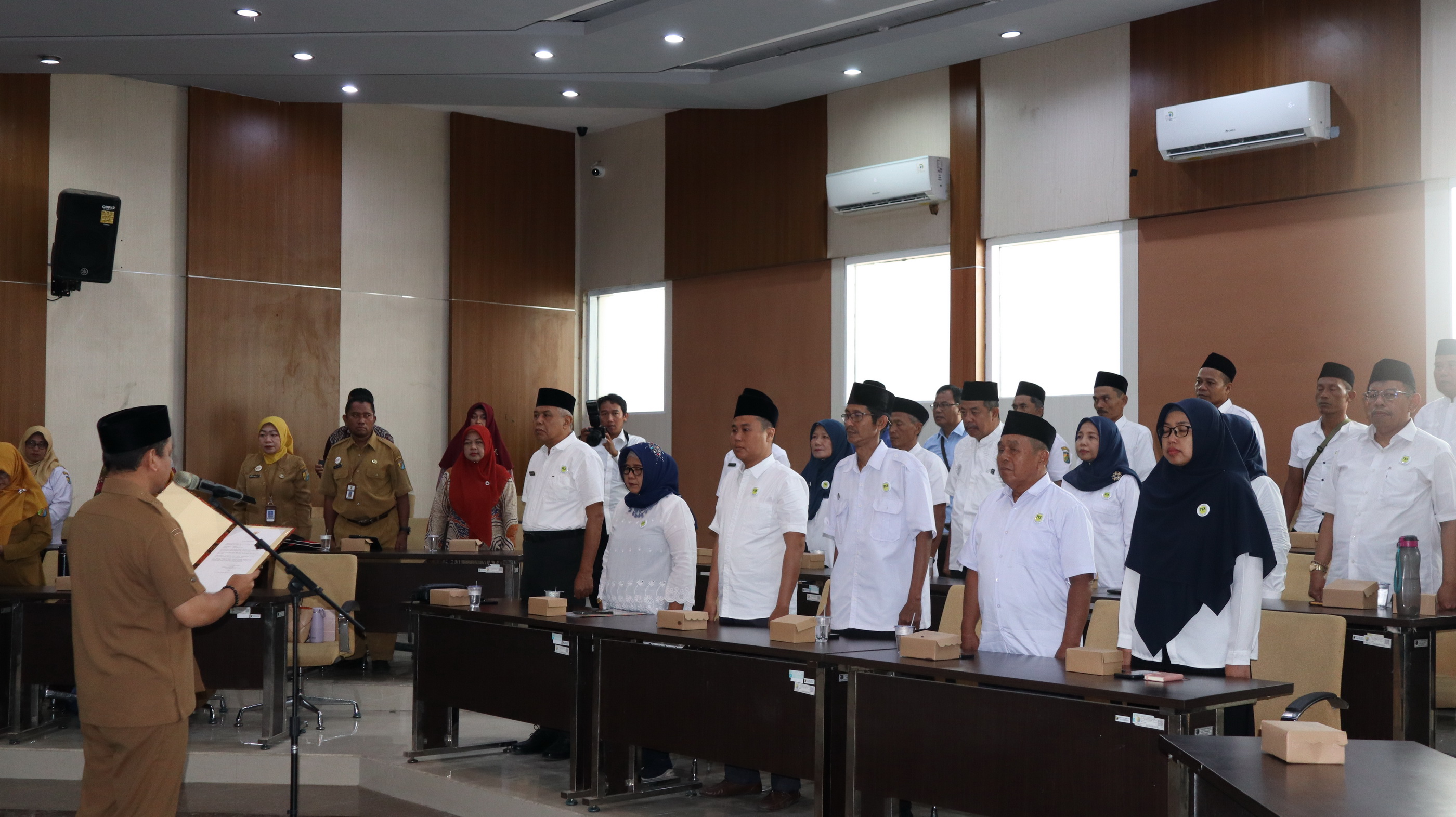 DILANTIK - WaliKota Pekalongan HA Afzan Arslan Djunaid saat melantik pengurus FKS Kota Pekalongan yang baru, pada Senin, (24/11/2025) di Ruang Buketan Setda setempat.