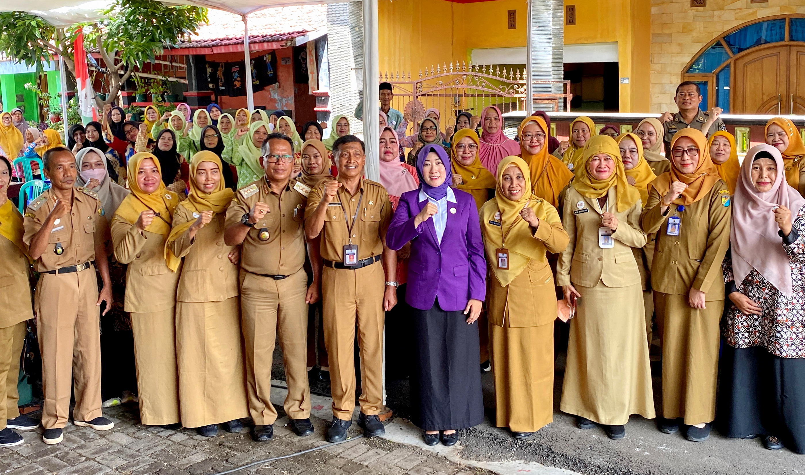 KOMPAK - Ketua Tim Pembina Posyandu Kota Pekalongan, Inggit Soraya saat berfoto bersama, usai peluncuran Posyandu 6 Bidang SPM, di Posyandu Kencana Ungu Kandang Panjang, Senin (24/11/2025).