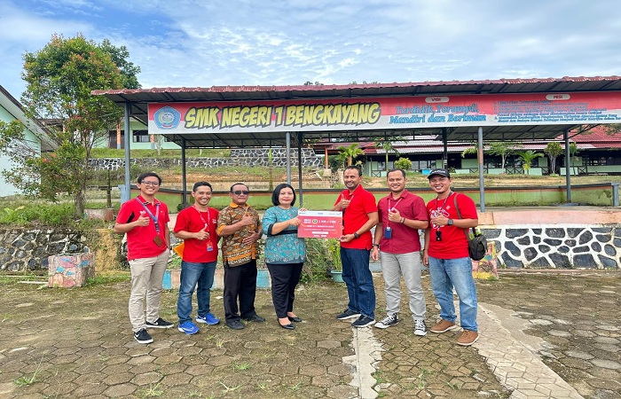 KEDAULATAN DIGITAL : Penyerahan Bantuan 111.500 GB kuota internet Telkomsel kepada perwakilan SMK Negeri 1 Bengkayang.