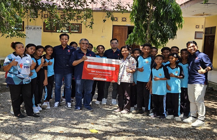 SALURKAN INTERNET : Penyerahan Bantuan 111.500 GB kuota internet Telkomsel kepada perwakilan SMP Susila Koting.