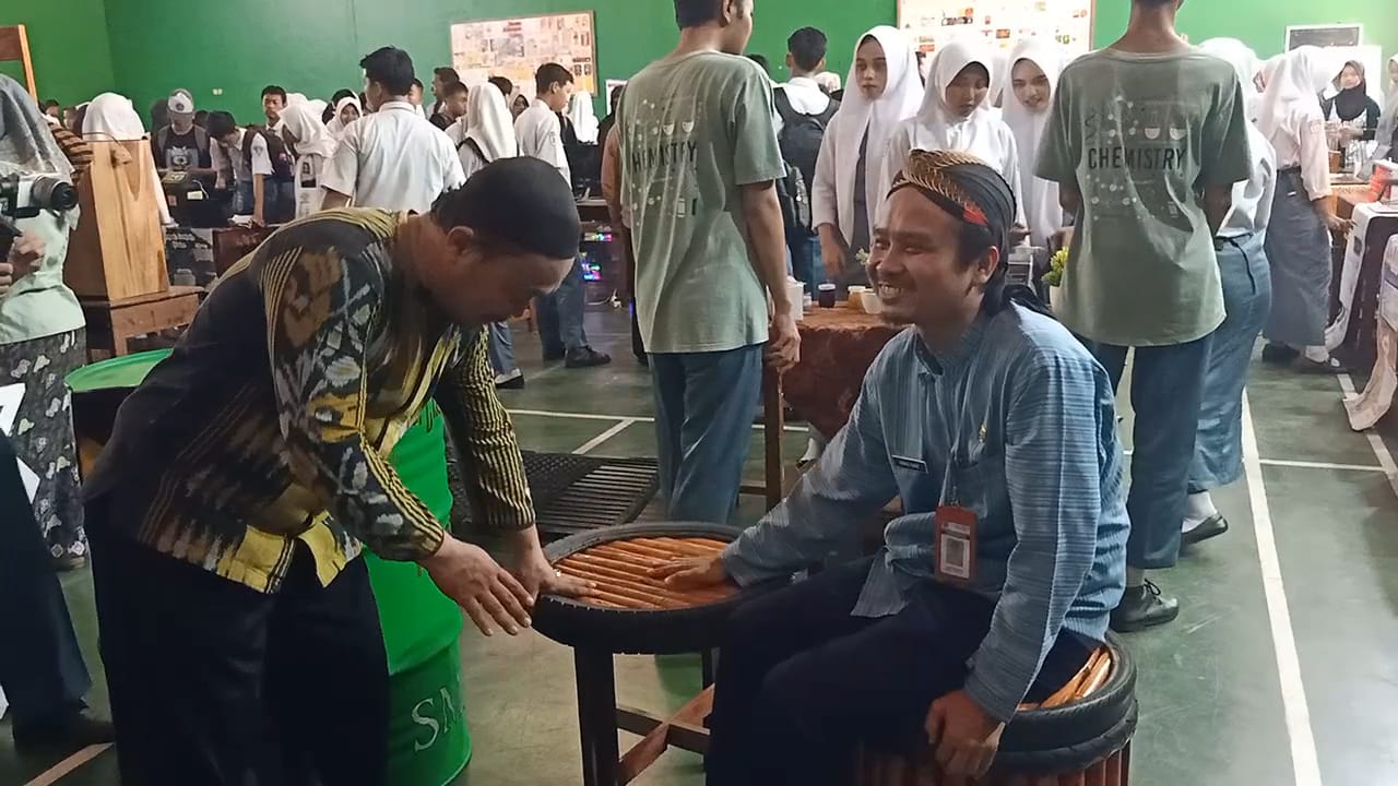 KREATIF: Suasana pameran akhir semester di SMKN 1 Sragi, Kabupaten Pekalongan, Selasa (25/11/2025).