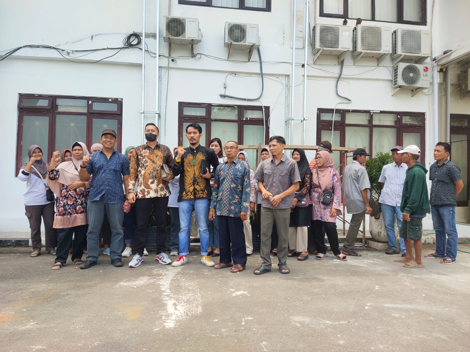 DUGAAN KORUPSI: Warga Desa Randumuktiwaren, Kecamatan Bojong, Kabupaten Pekalongan, saat mendatangi Kejari setempat mendesak pengusutan dugaan korupsi dana desa, Selasa (25/11/2025).