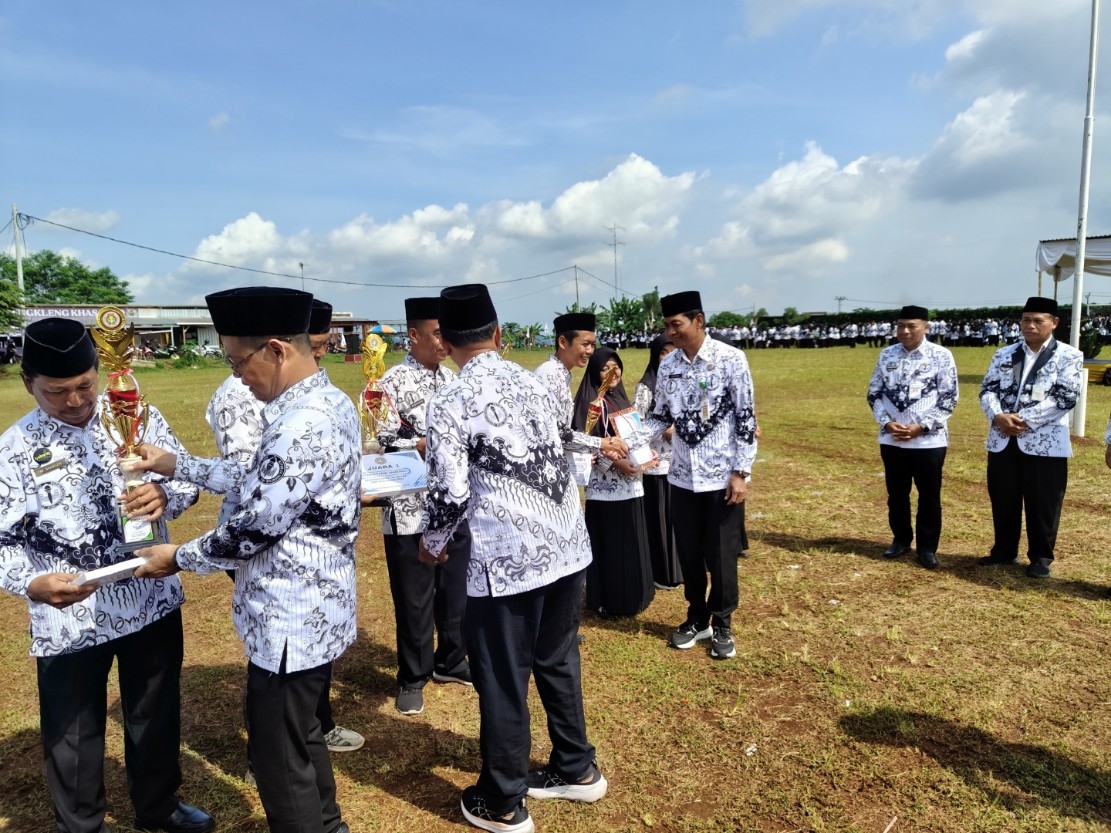 PENDIDIK: Suasana peringatan hari guru dan PGRI di Kabupaten Batang yang berpusat di Kecamatan Limpung.