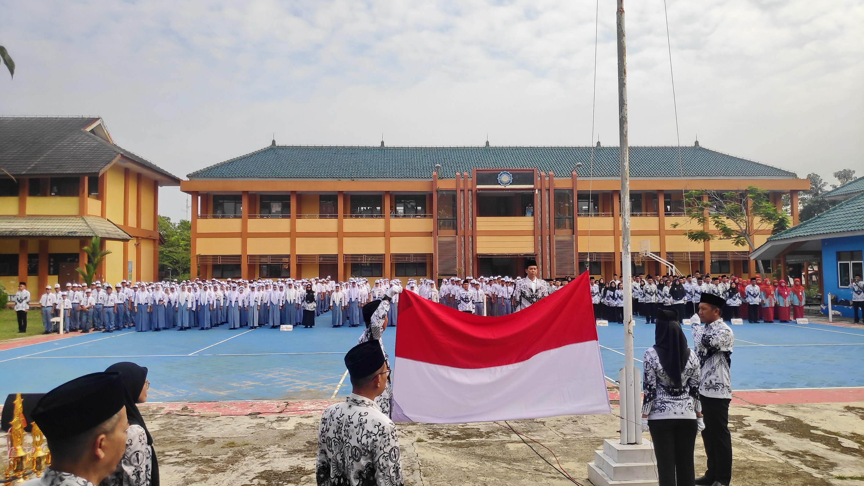 KHIDMAT &ndash; Anggota PGRI Kota Pekalongan saat menggelar upacara peringatan HUT PGRI dan &nbsp;Guru di lapangan SMKN 3 Kota Pekalongan, Selasa (25/11/2025).