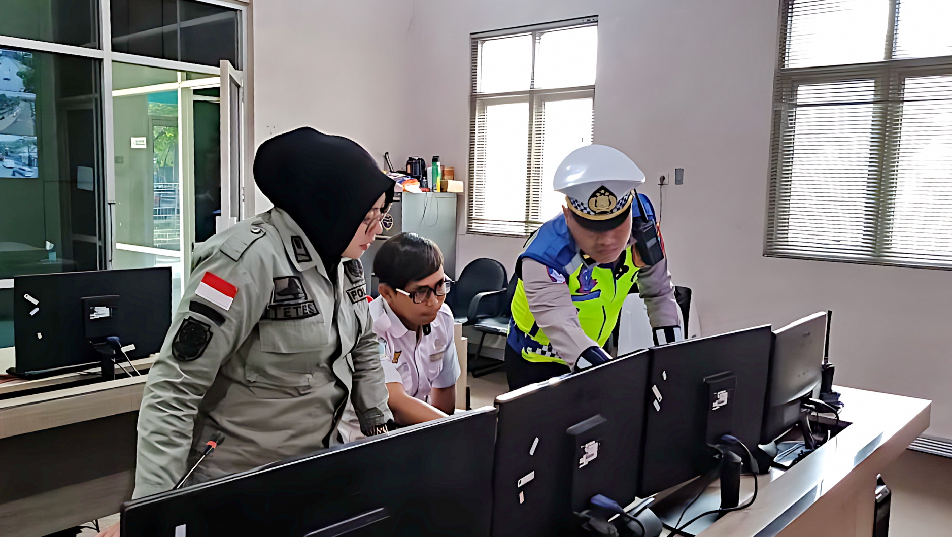PANTAU &ndash; Kerjasama dengan Dishub Kota Pekalongan, Satlantas Polres Pekalongan Kota saat memantau jalan di wilayah setempat, di ATCS Terminal Kota Pekalongan.
