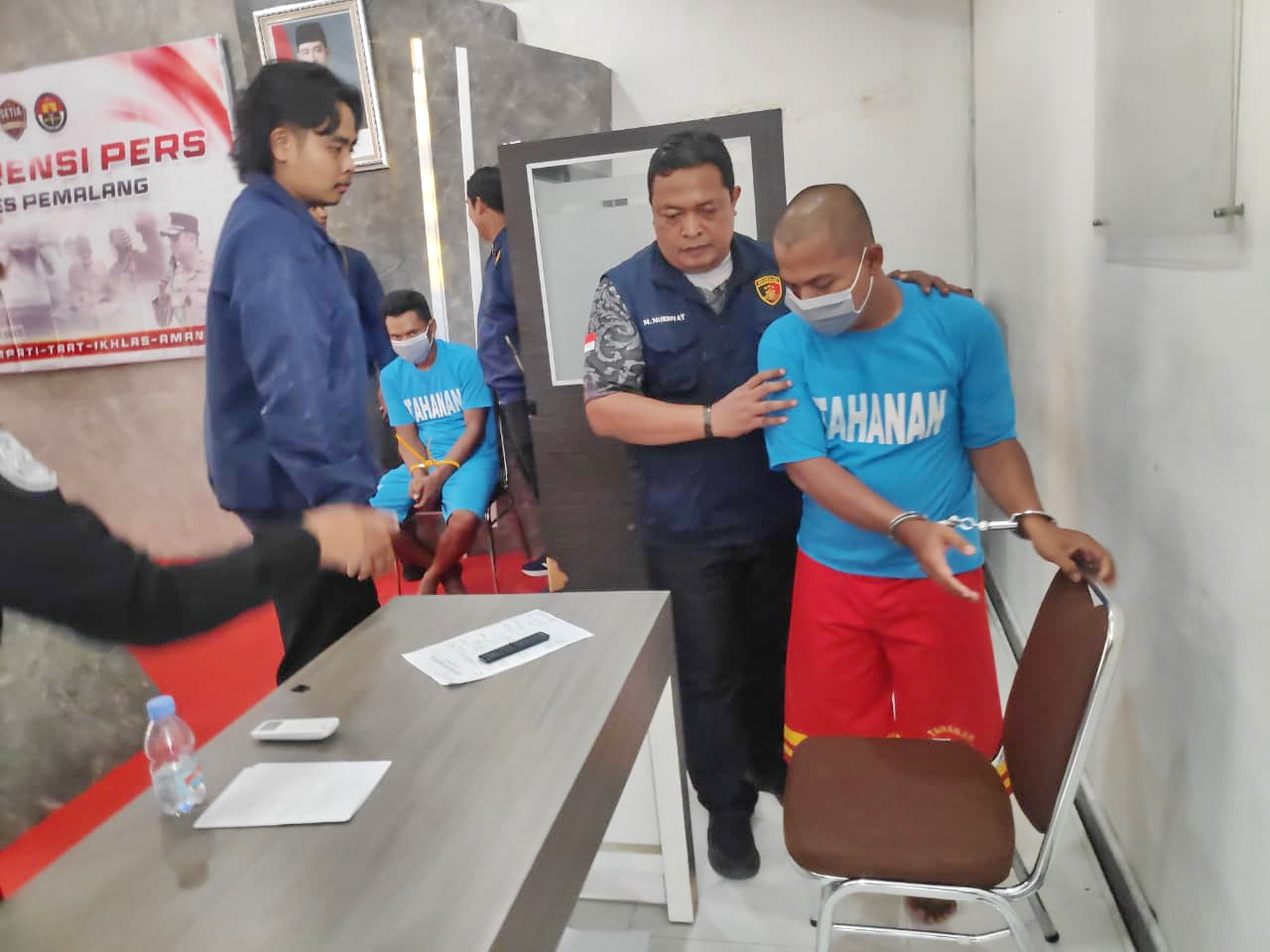 DIPERIKSA - Residivis pencurian motor di Pemalang, saat diperiksa di Mapolres Pemalang, Selasa (25/11/2025).