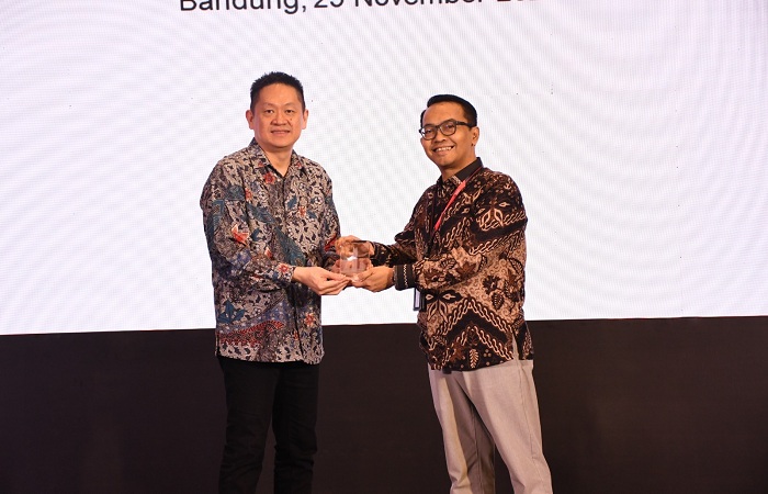 MOU : VP Global Strategic Partnership & Synergy Arfianto Ramadhian (kanan) dan Director Fortinet Indonesia Edwin Lim (kiri) setelah tanda tangan MoU antara Telkom dan Fortinet.