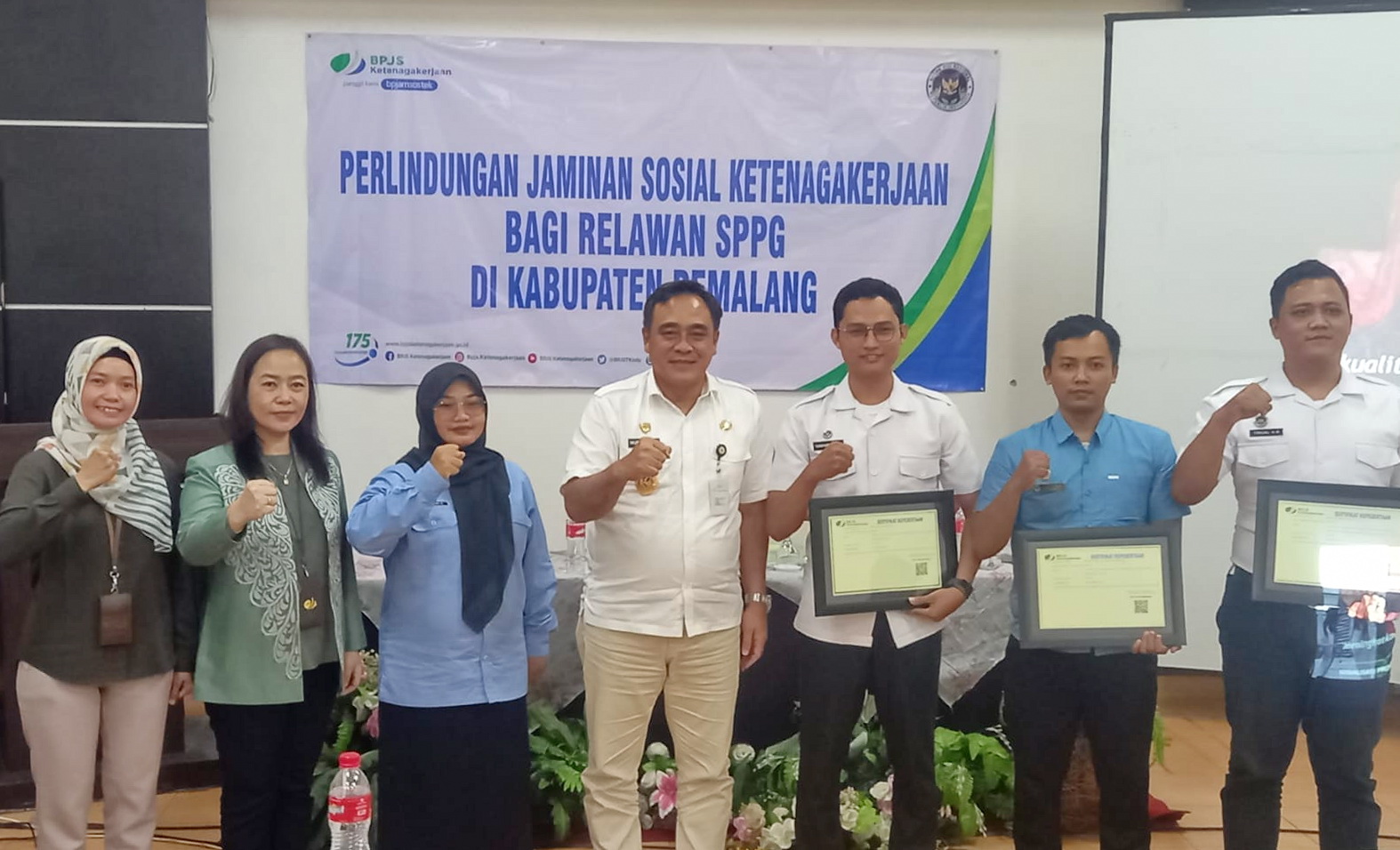 SERAHKAN - Ketua Satgas PPP MBG Kabupaten Pemalang, Nurkholes menyerahkan bukti kepesertaan BPJS Ketenagakerjaan Relawan MBG di salah satu hotel di Pemalang, Rabu, (19/11/2025).